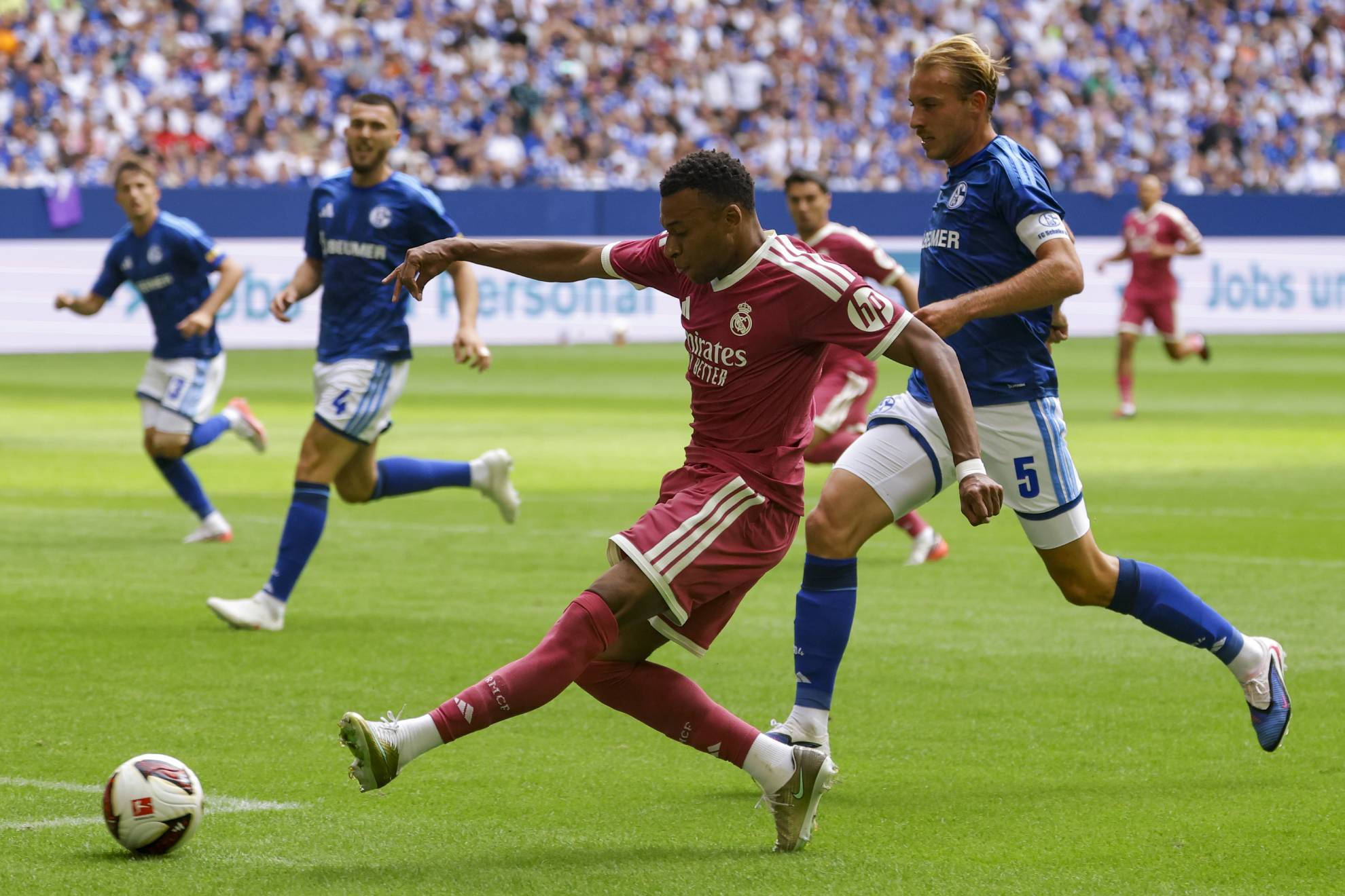 Mbappé remata tras rebasar a Kuruçay en velocidad.