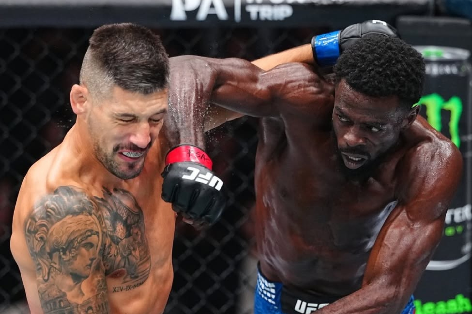 Joel Álvarez y Chidi Njokuani en su combate en el UFC 330. UFC.