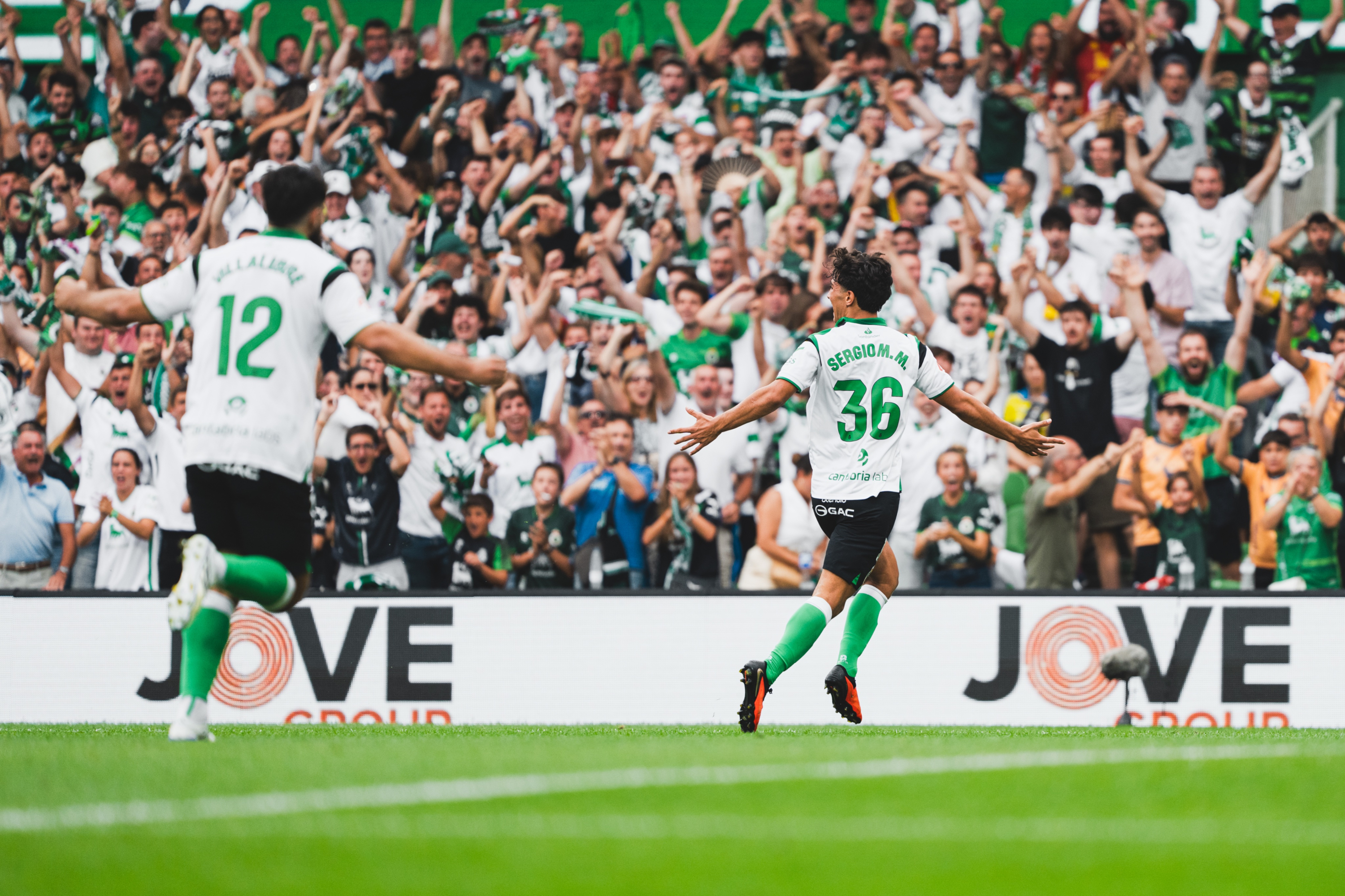Sergio Martinez, debutante en Primera y canterano, marcó un golazo para el Racing.