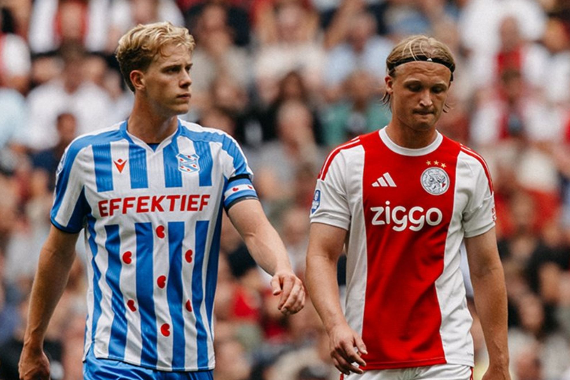 Dolberg camina cabizbajo @AFCAjax