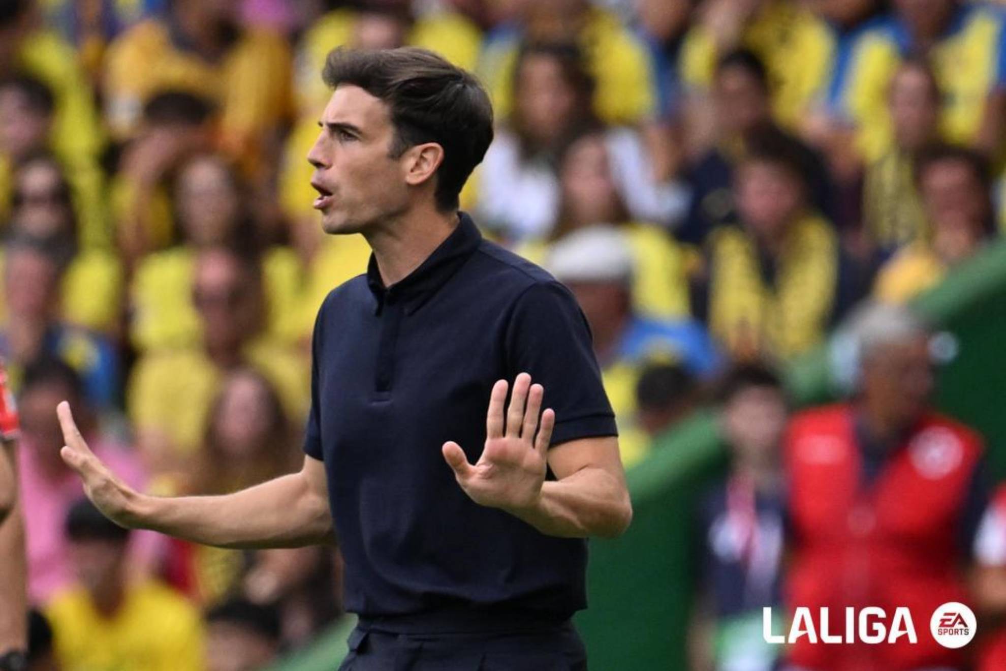 Íñigo Pérez dirige a su equipo durante el partido ante el Racing