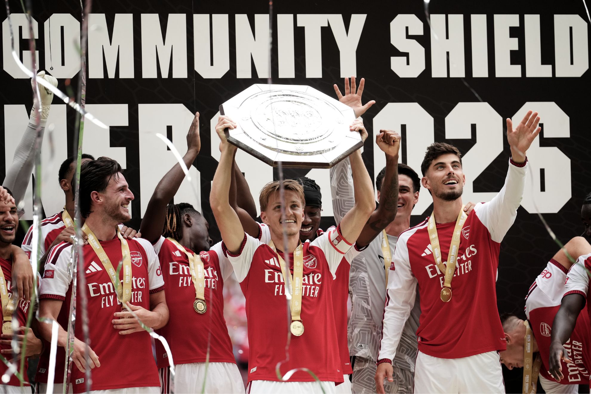 Odegaard levanta la Community Shield AP