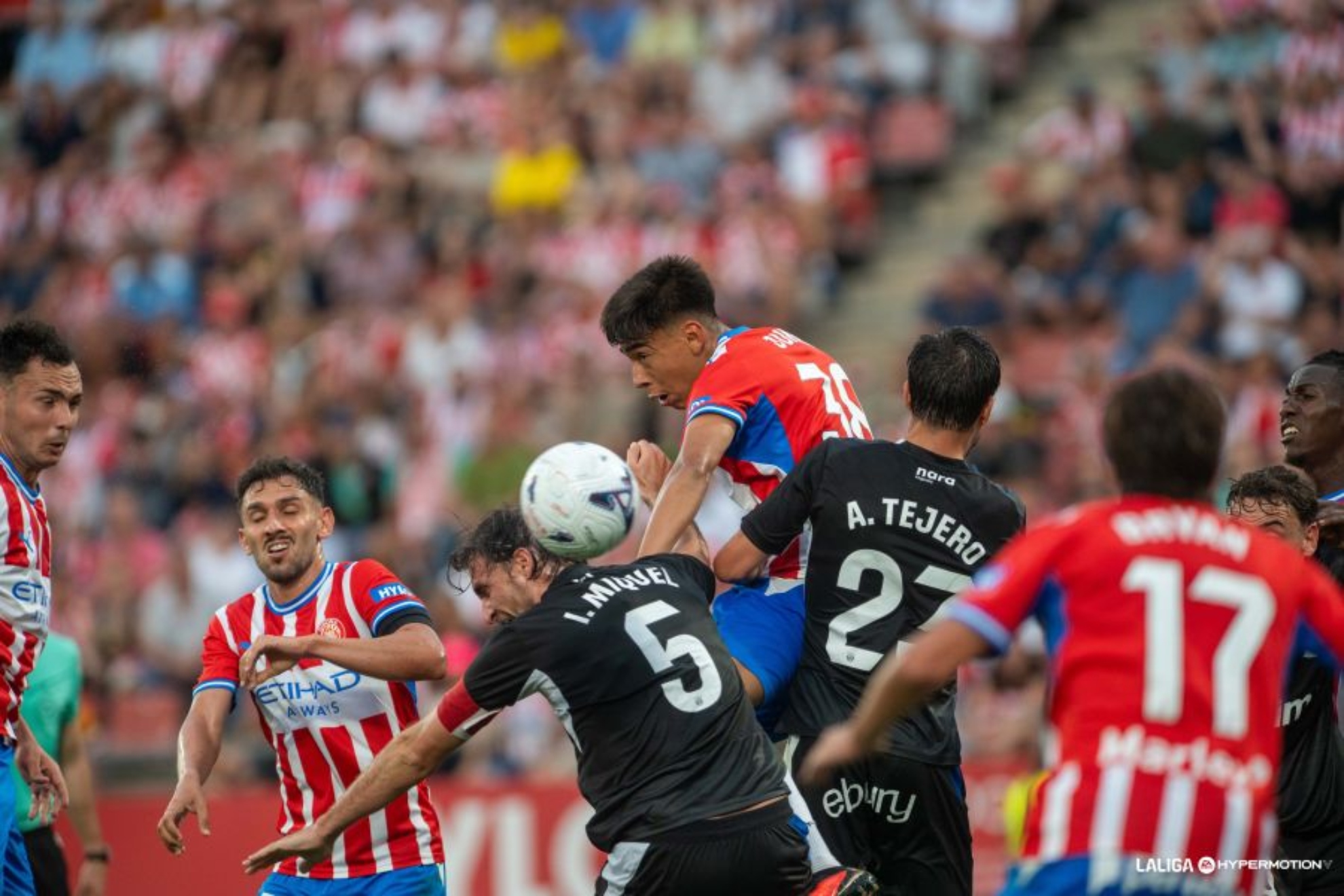 Un lance aéreo del Girona-Leganés. LALIGA