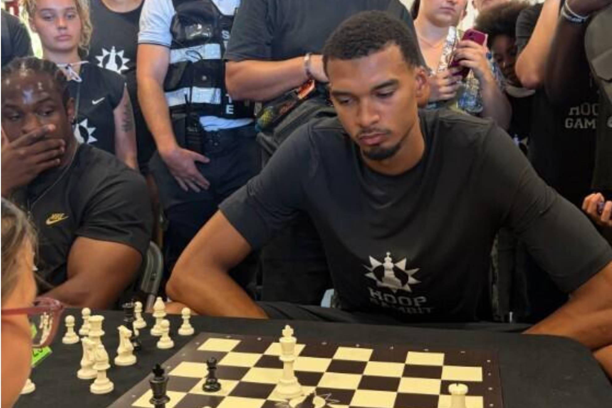Wembanyama jugando al ajedrez en el Hoops Gambit que organiza cada año en París.