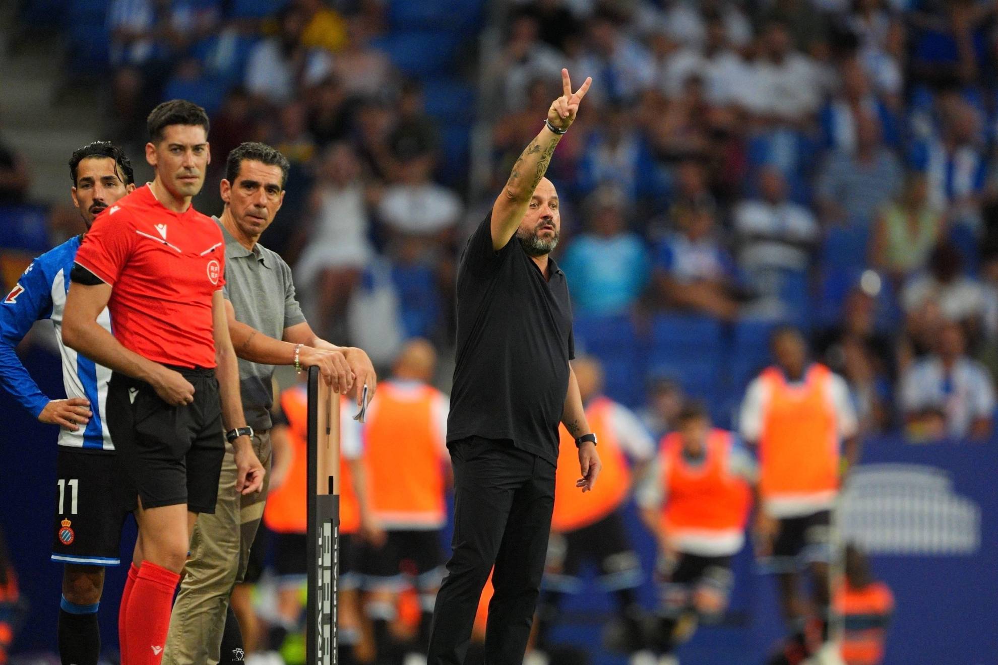 Manolo González dando indicaciones en el encuentro ante el Levante. LALIGA