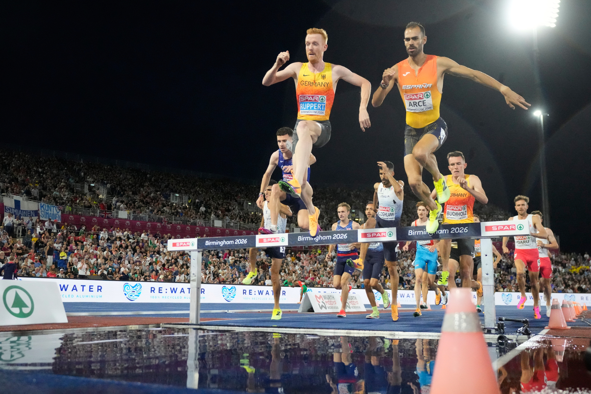 Dani Arce, a la derecha, se dispone a superar la ría durante la final de los 3.000 obstáculos. LAPRESSE