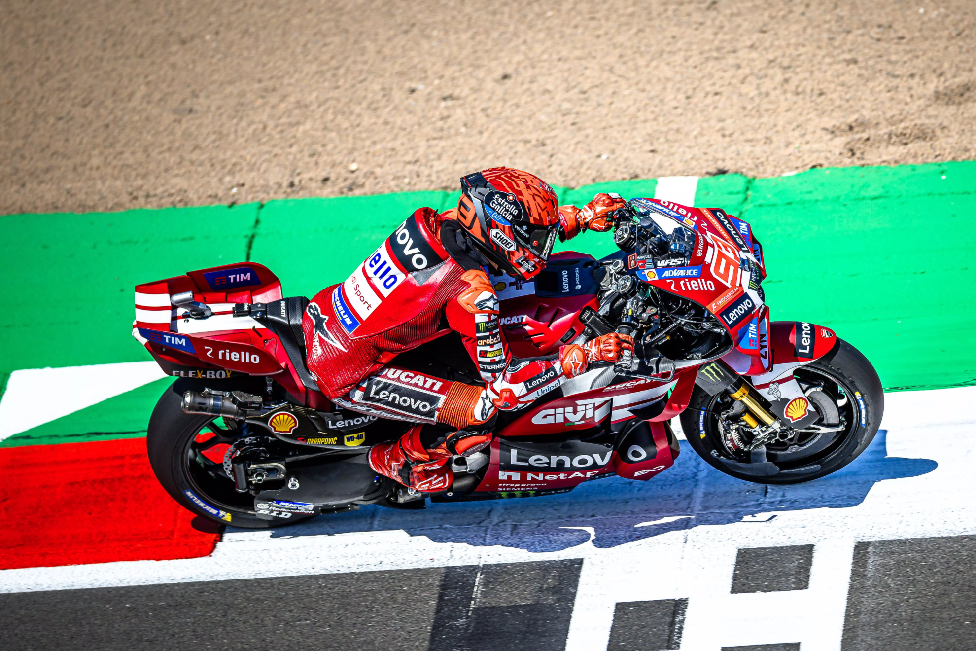 Marc Márquez, en acción, al manillar de la Ducati Desmosedici GP26.