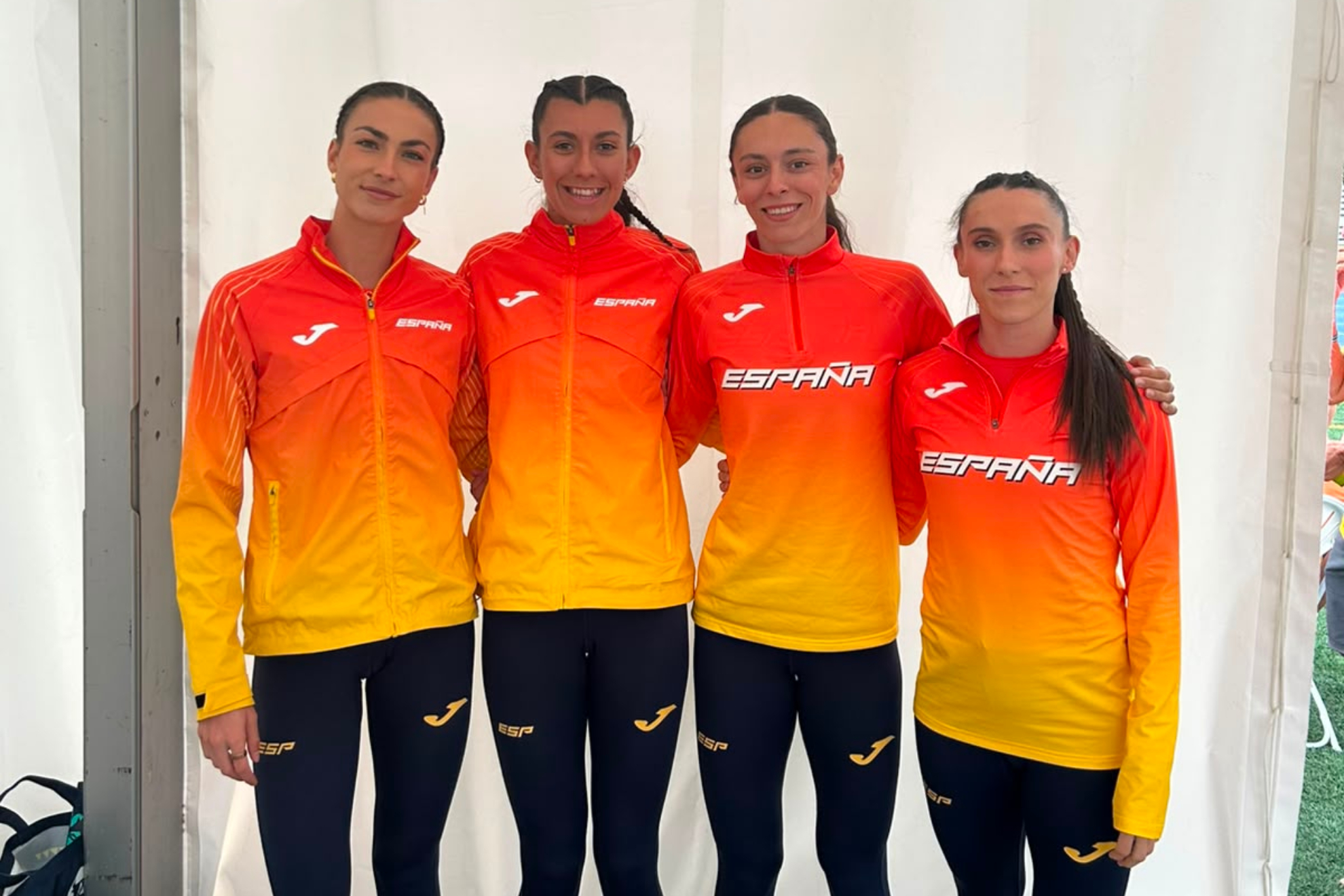 Las cuatro integrantes del 4x400 antes de la carrera. RFEA/SPORTMEDIA