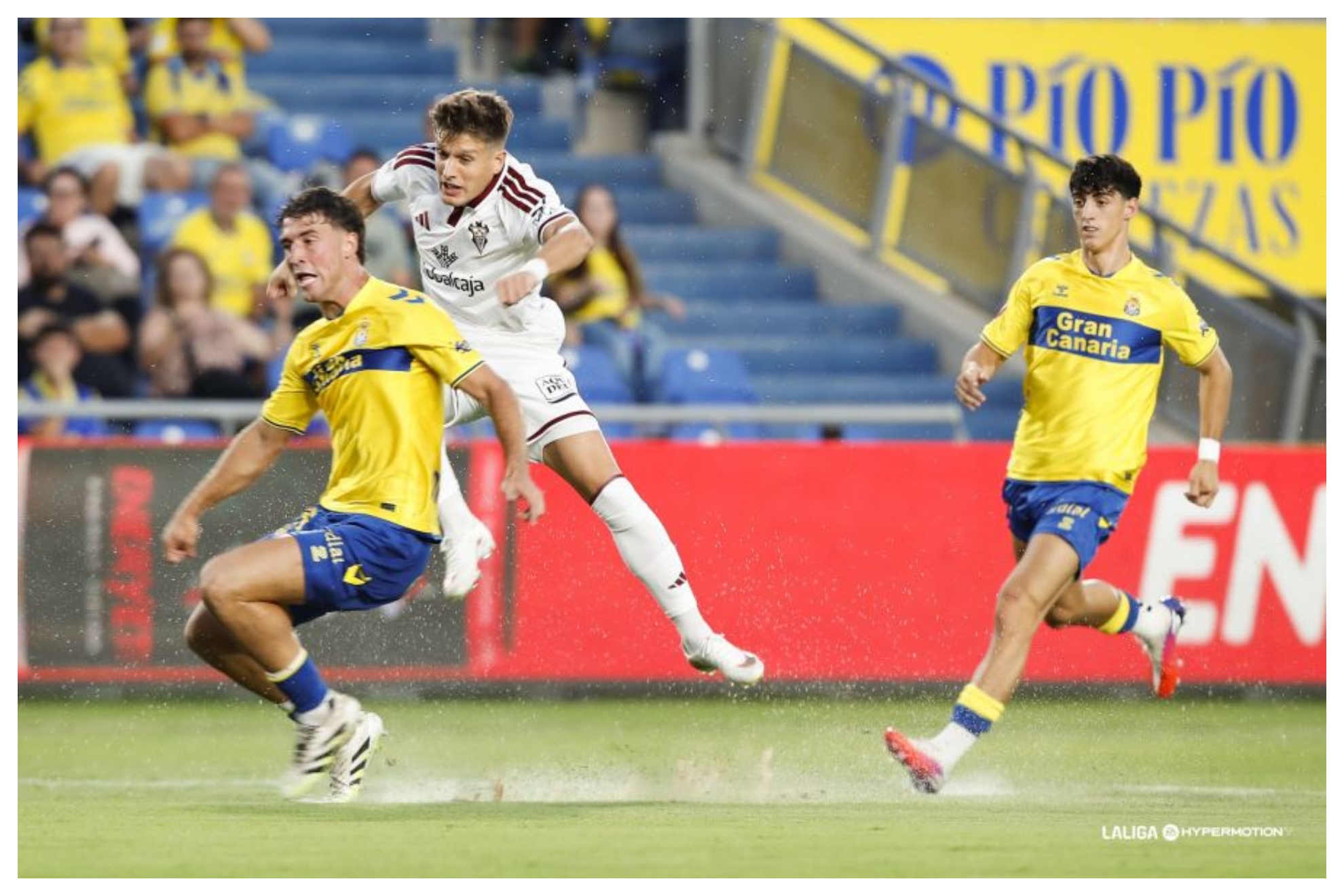 Corpas y Herzog disputan un balón en un lance del partido del Gran Canaria