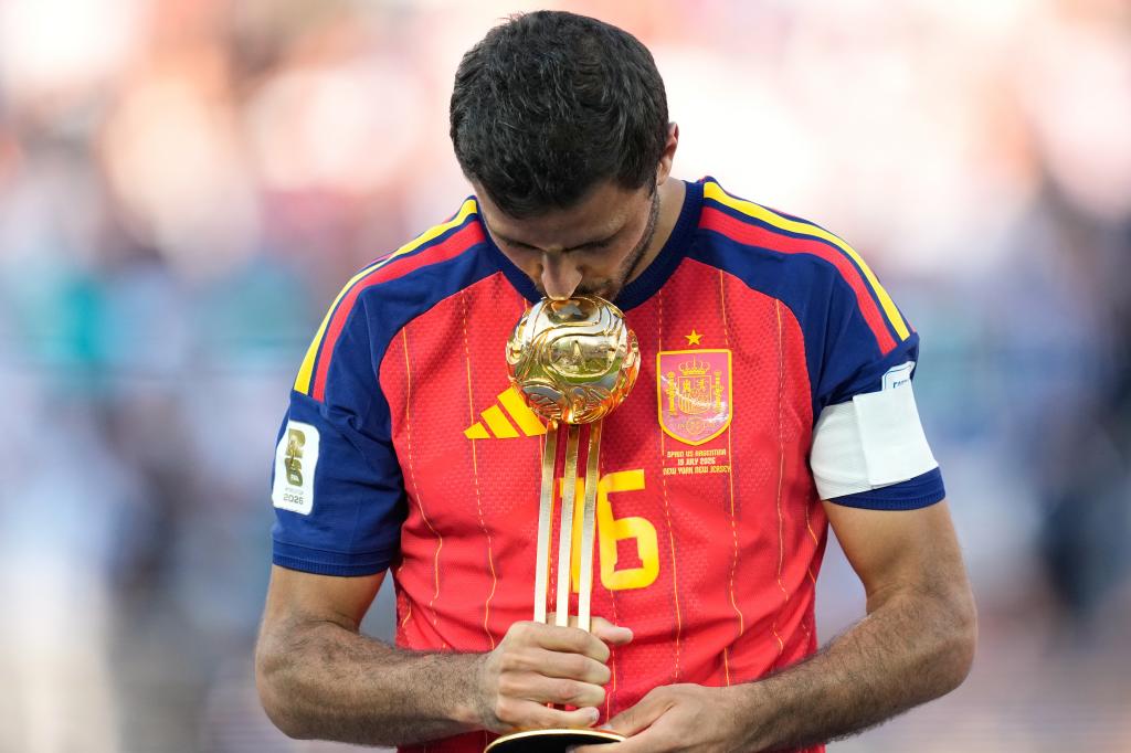 Rodri posa con el premio al mejor jugador del torneo al finalizar la final de la Copa del Mundo.