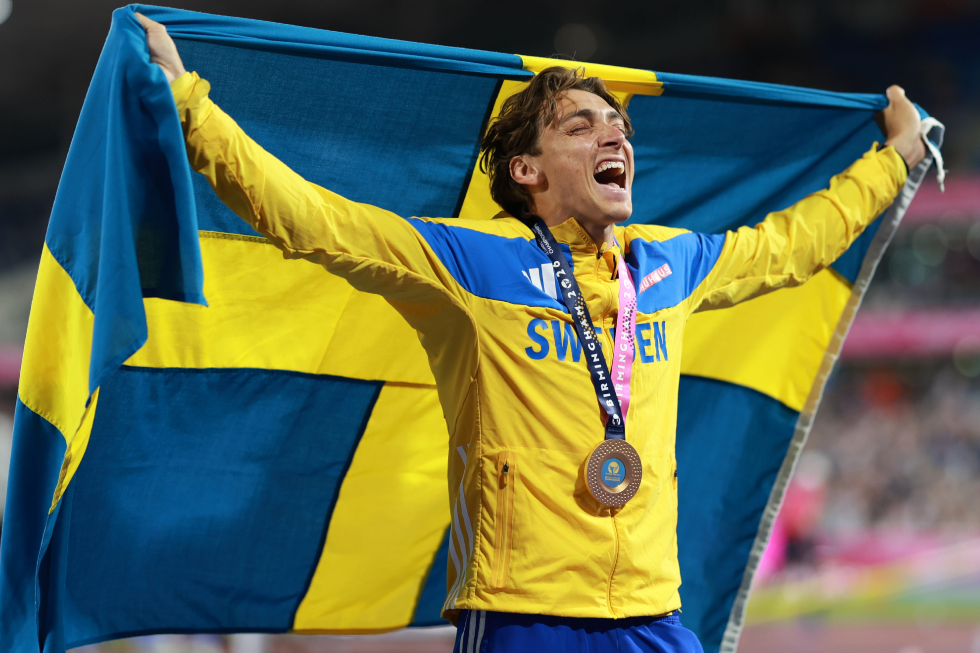 Armand Duplantis celebra su triunfo en la pértiga del Europeo de Birmingham.