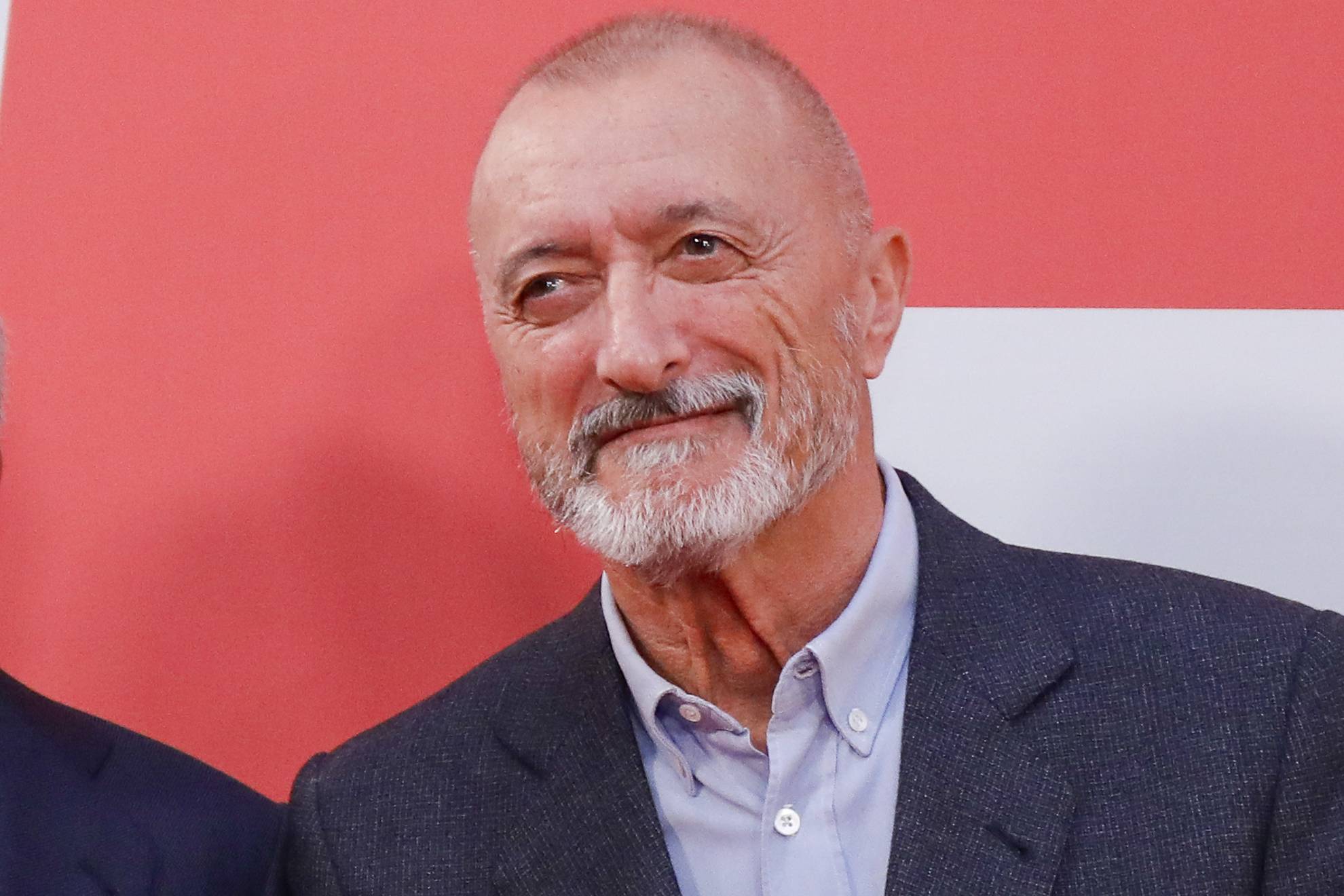 Arturo Pérez-Reverte vuelve a estallar contra el lenguaje inclusivo: "'Atletas y atletos'... Llegamos a un punto en el que la imbecilidad no tiene límites" Apo Caballero