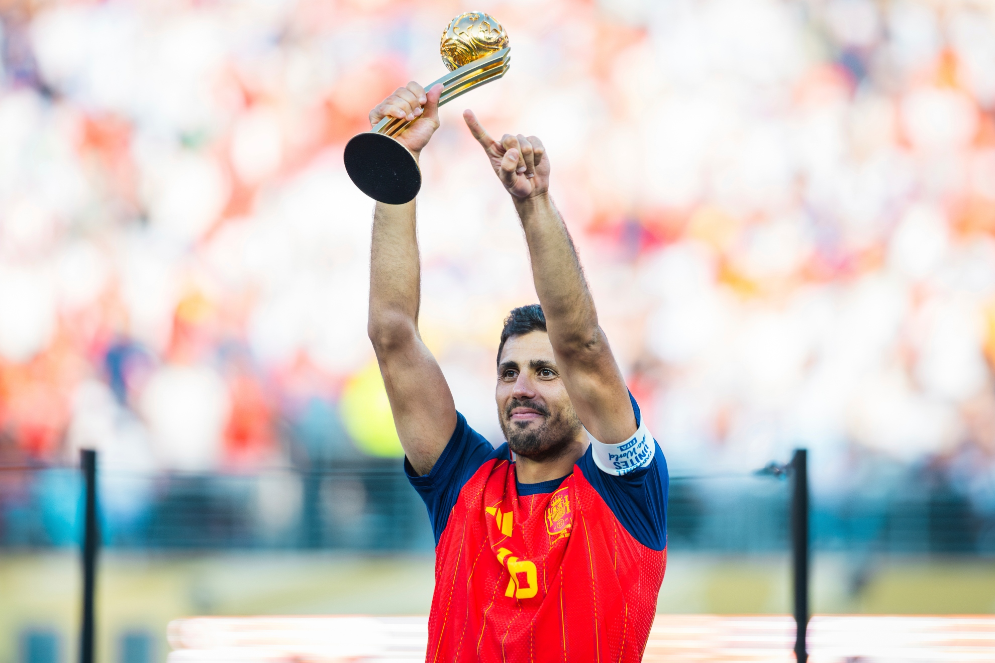 Rodri levanta la copa de campeón del mundo.