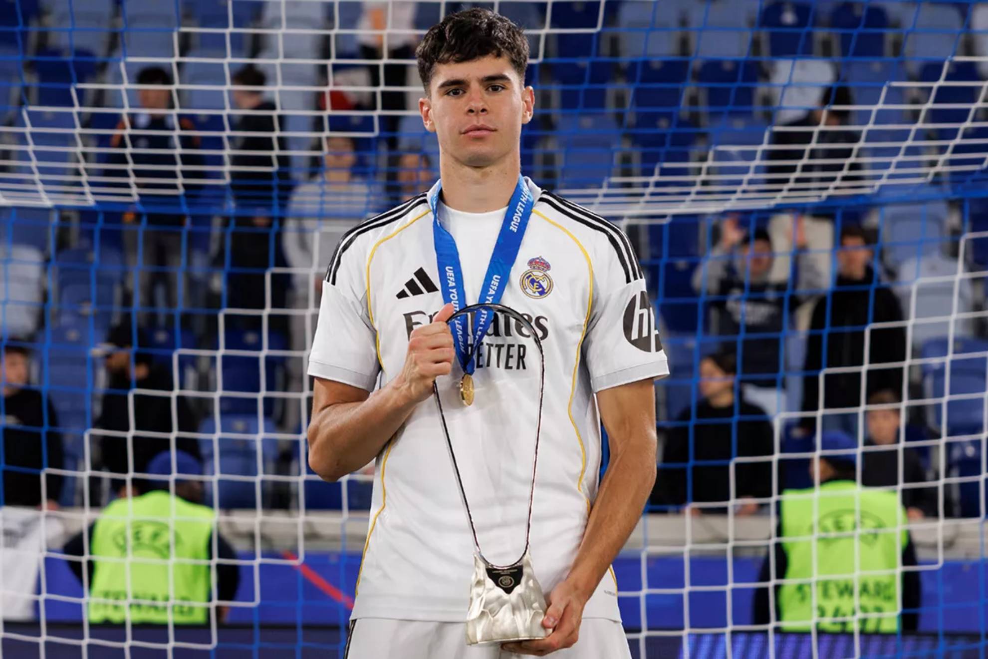 Jacobo Ramón posa con el trofeo de campeón de la Youth League.