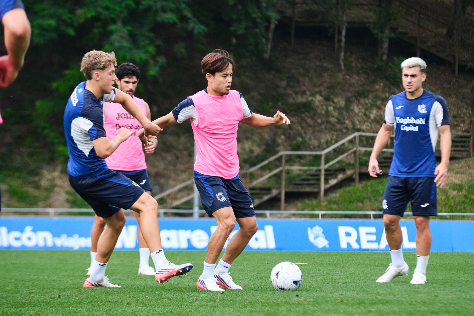 Ibai Aguirre defiende a Kubo en un entrenamiento, con Guedes y Barrenetxea siguiendo la acción. Real Sosiedad