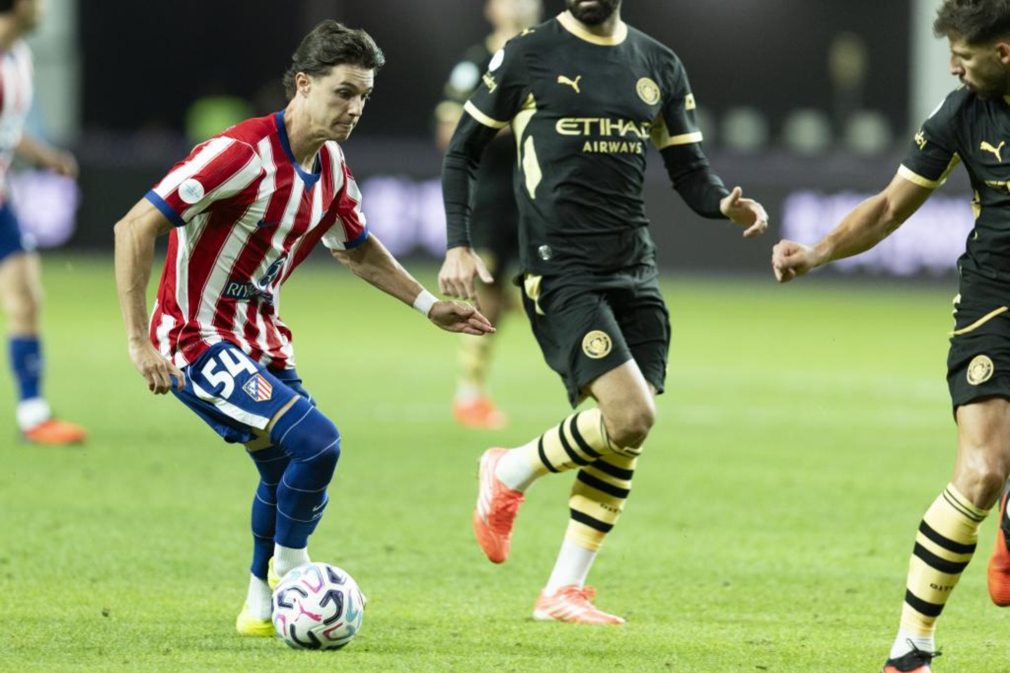 Arnau, con el balón en el encuentro ante el Manchester City.