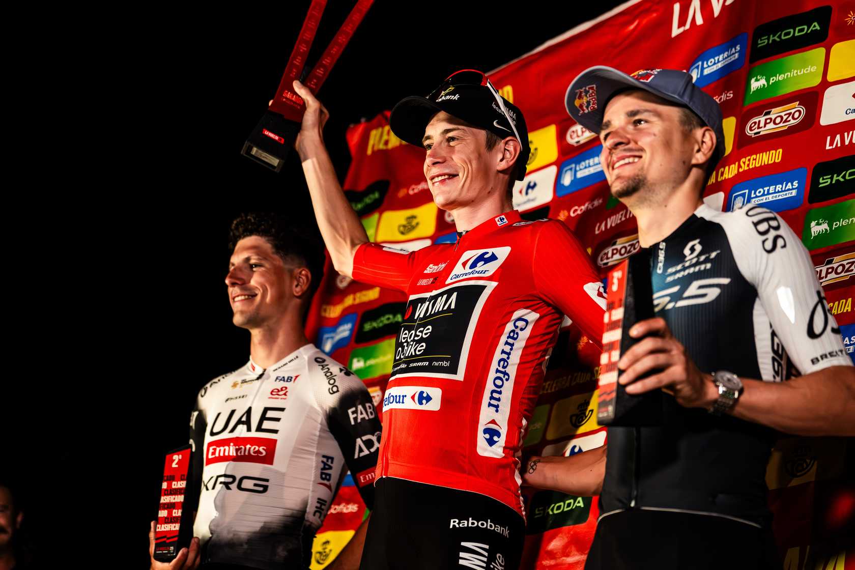 Jonas Vingegaard, Joao Almeida y Tom Pidcock, en el podio de LaVuelta 2025. Unipublic / Cxcling / Naike Ereñozaga