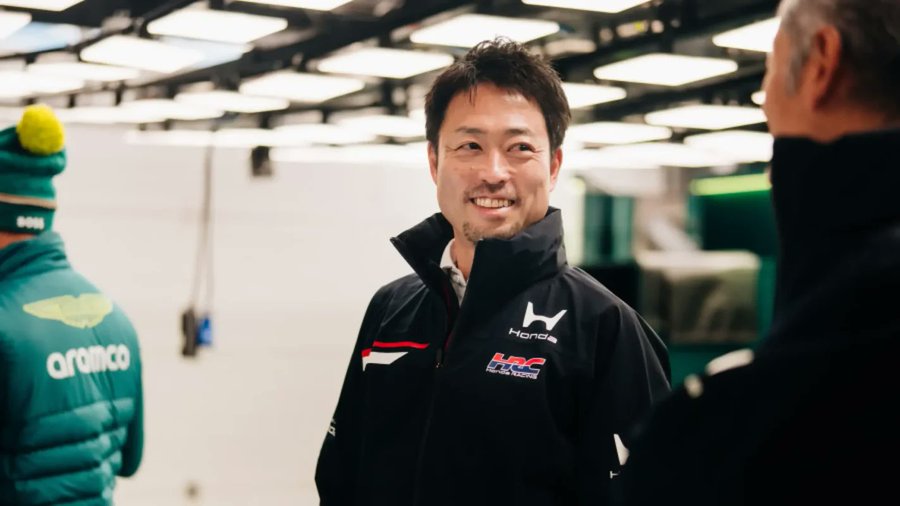 Orihara, en el box de Aston Martin, en los test de invierno. HONDA F1