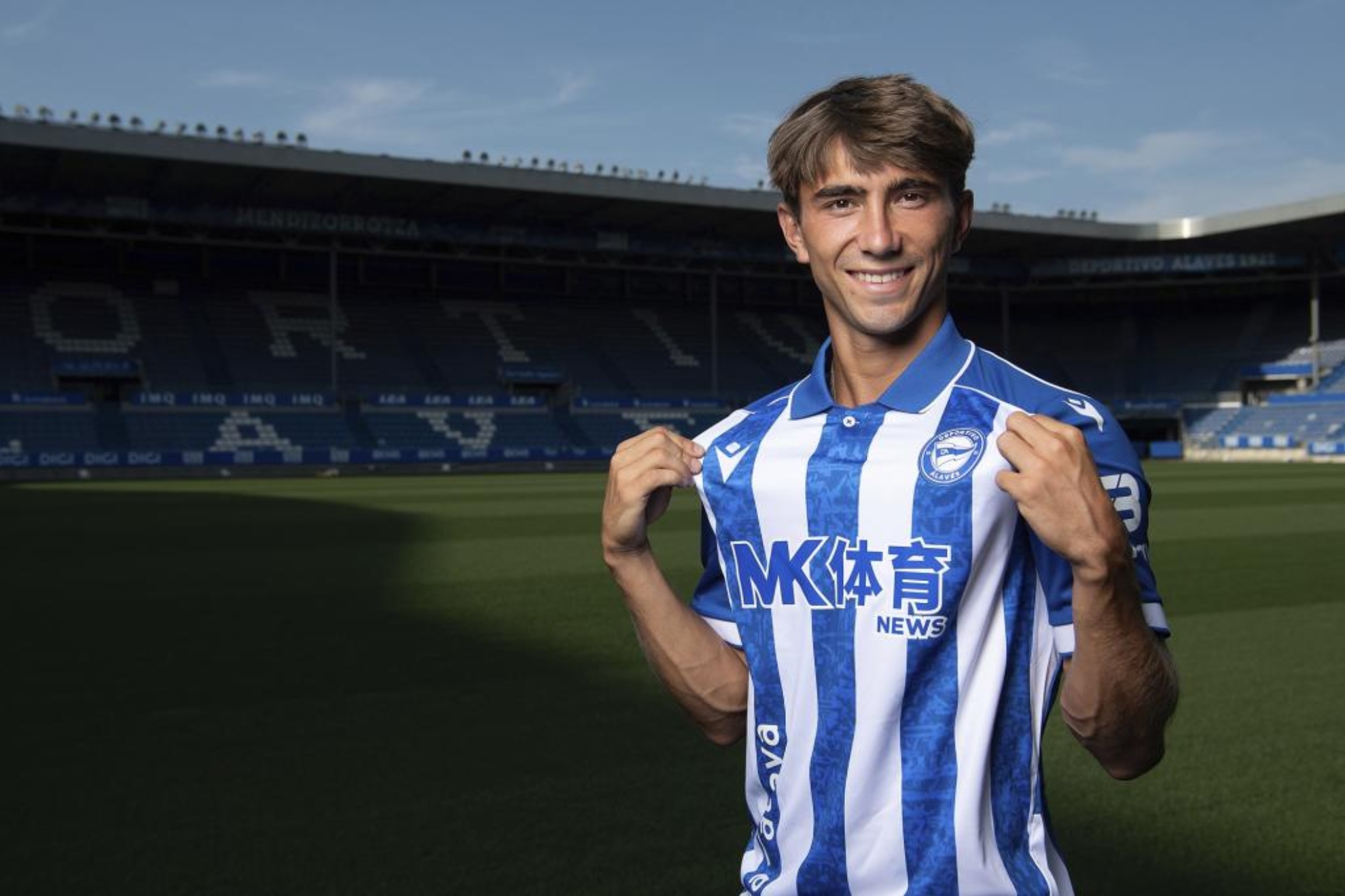 Mikel Rodríguez posa con la camiseta del Alavés. ALAVÉS