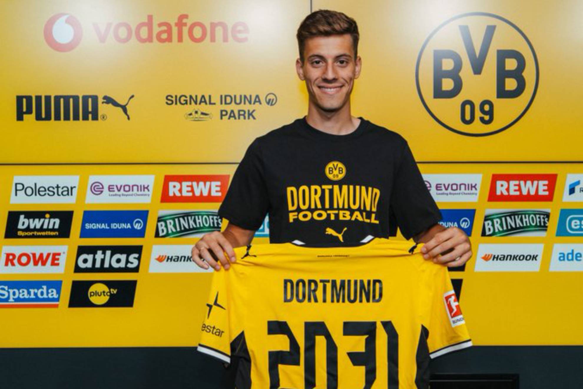 Konstantelias, presentado con el Borussia Dortmund BORUSSIA DORTMUND