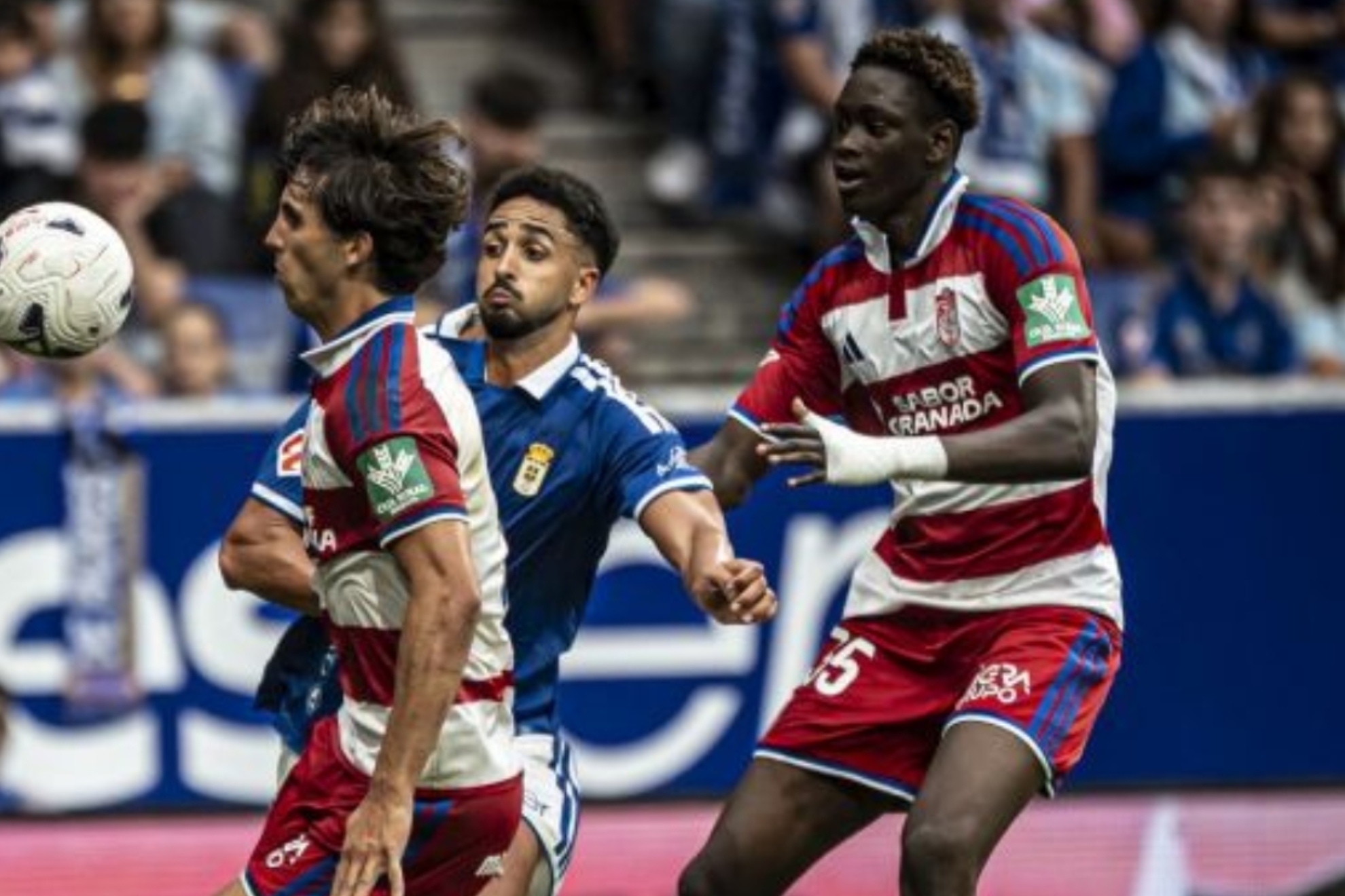 Bourama Dembele, muy atento a un lance del partido entre lama y Chris Ramos. LALIGA
