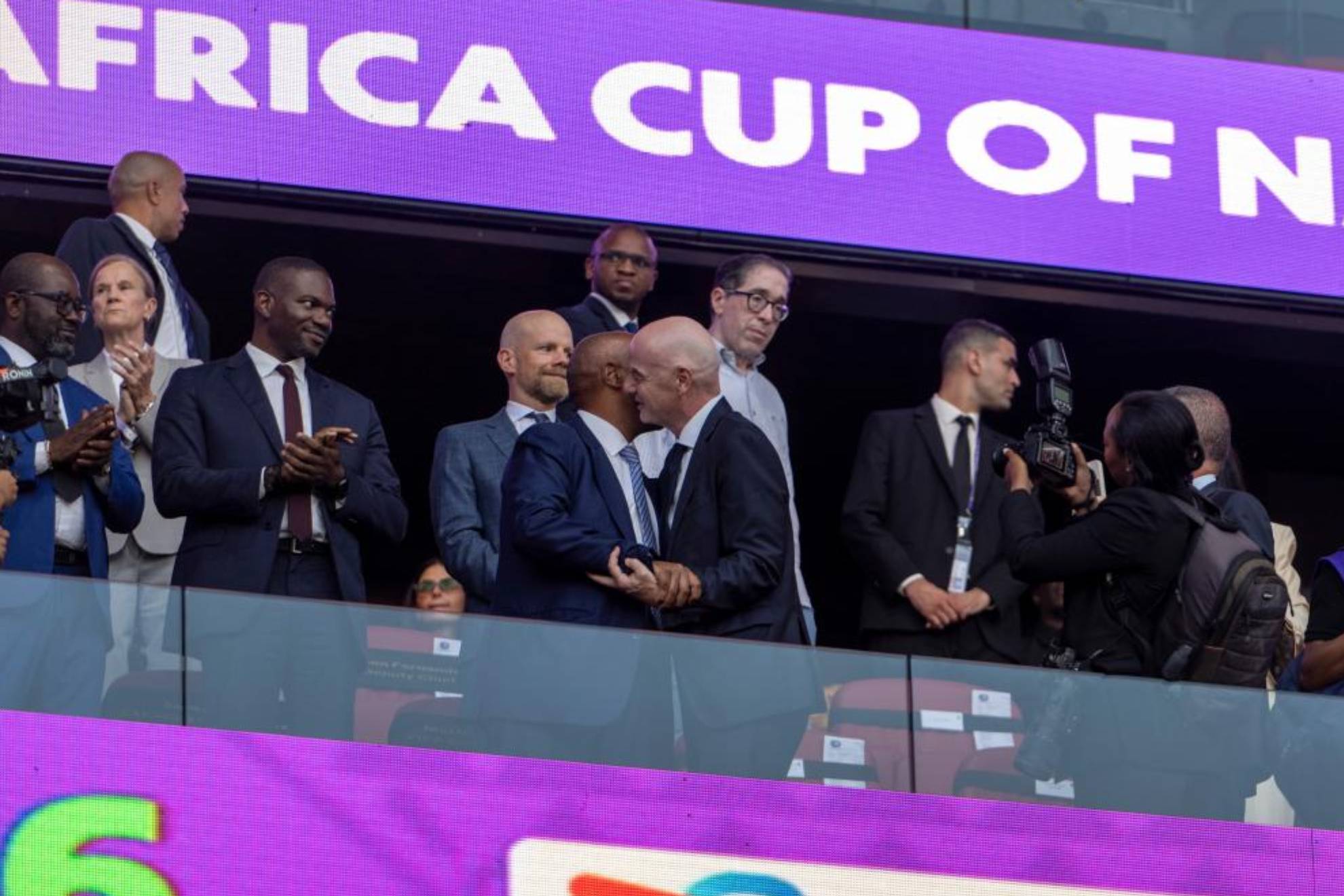 Patrice Motsepe, presidente de la CAF, e Infantino, ayer en la final de la Copa de África femenina en Rabat. AP