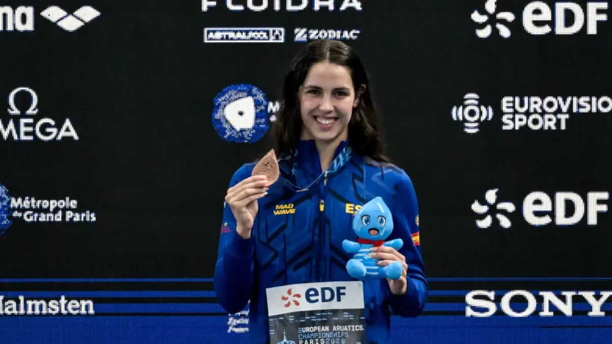 Laura Cabanes posa con su bronce en el europeo de París. RFEN