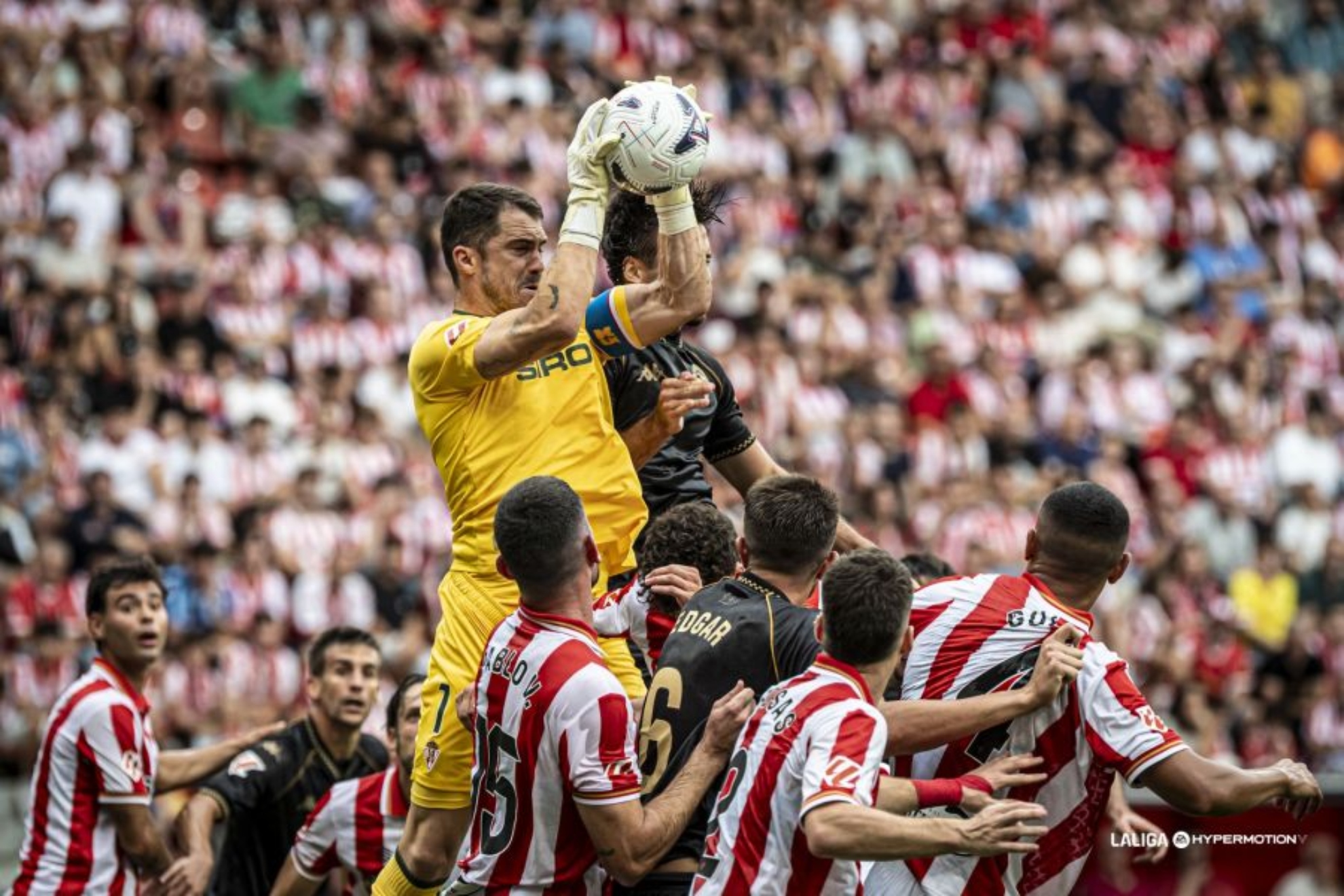 El meta Yáñez se hace con el balón en un lance aéreo del partido Sporting-Sabadell. LALIGA