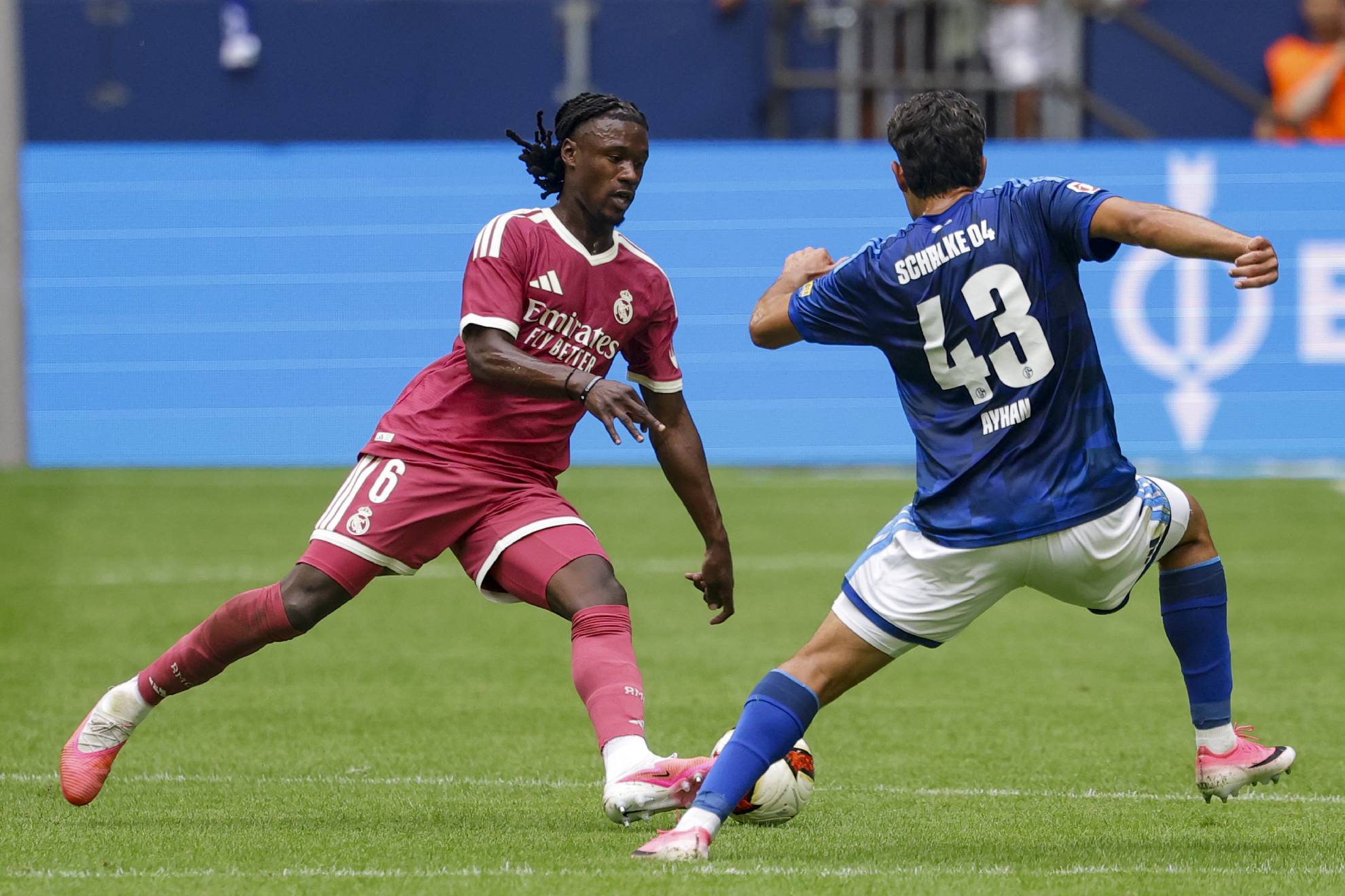 Camavinga pelea por una pelota en el amistoso ante el Schalke 04.