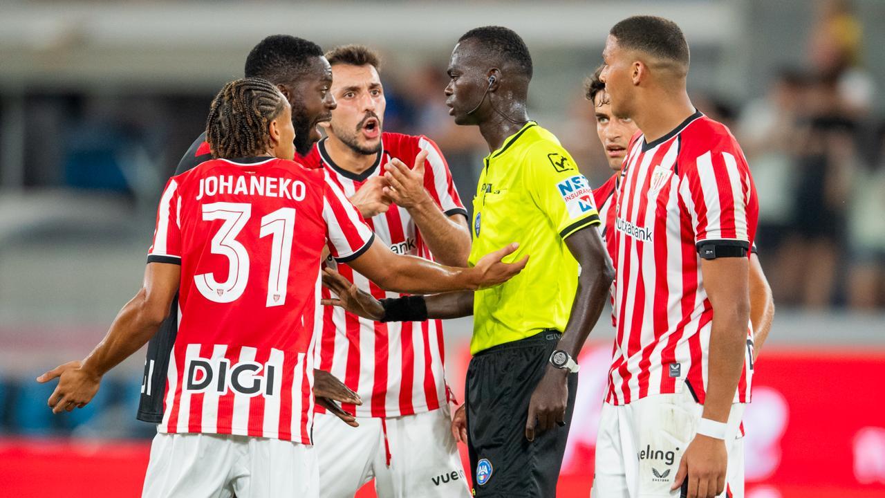 Johaneko y sus compañeros protestan al árbitro el penalti no pitado en Bérgamo. Athletic Club