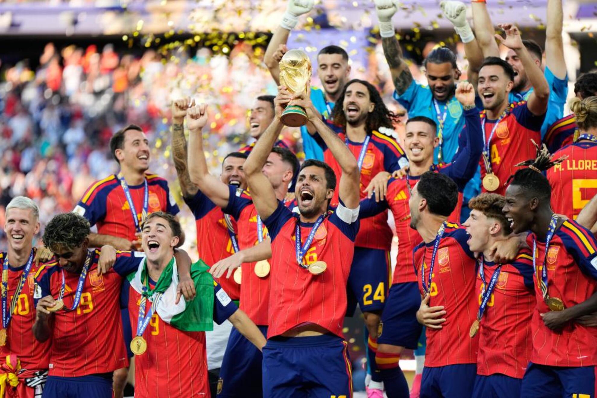 Rodri levanta el trofeo en las celebración tras vencer a Argentina. (AP Foto/Ashley Landis)