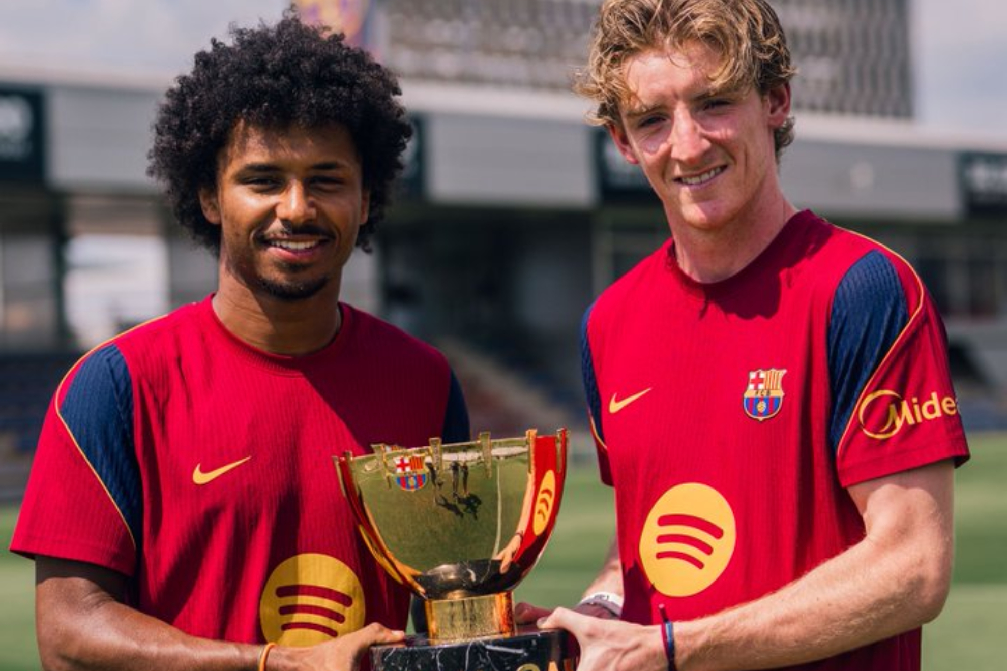 Gordon y Adeyemi, con el trofeo Gamper. FC BARCELONA