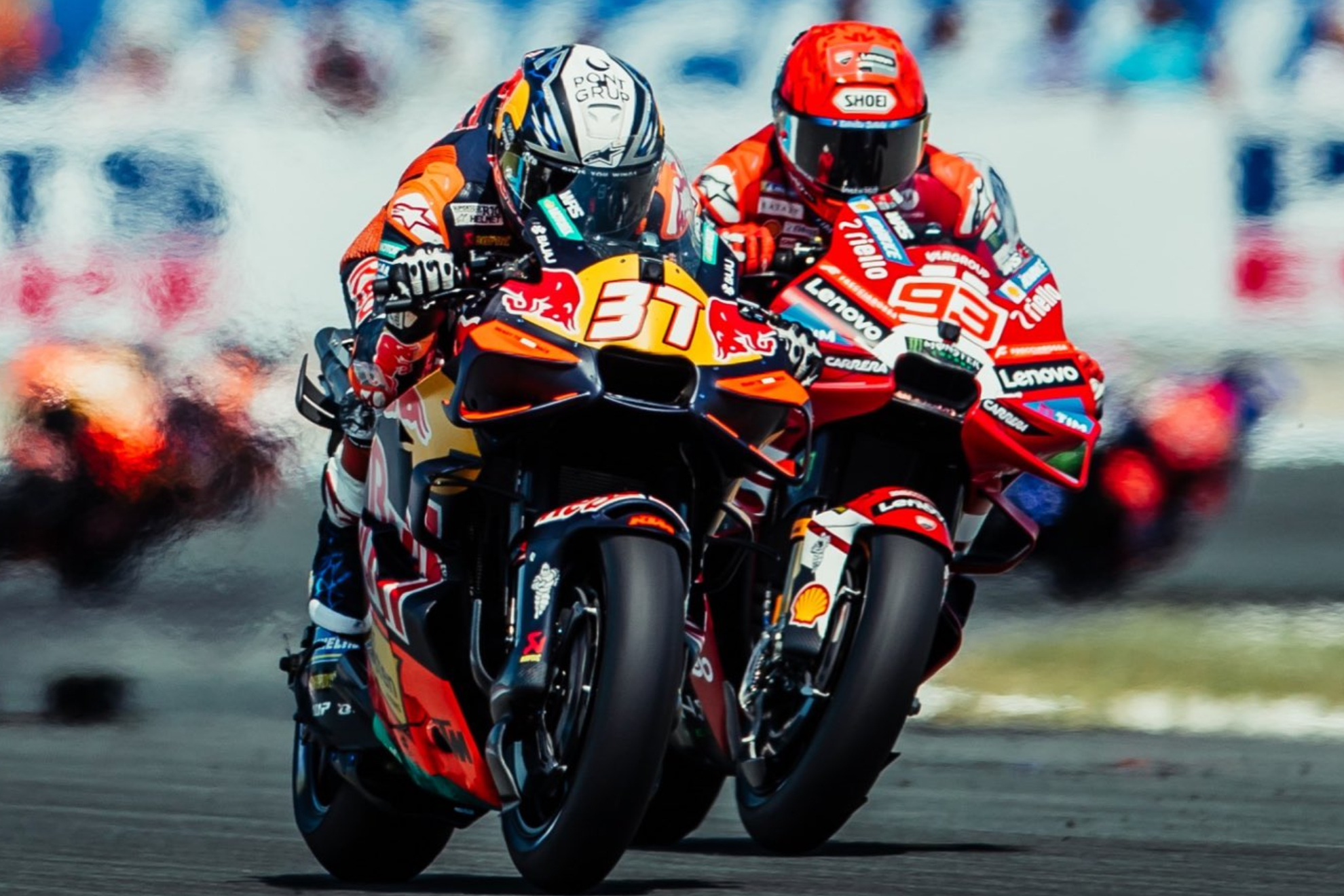 Pedro Acosta luchando con Marc Márquez. KTM