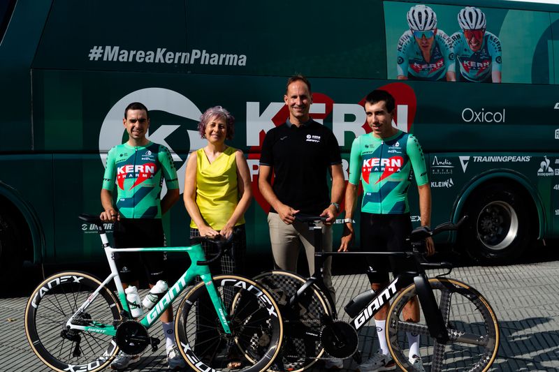 En el centro, la Consejera de Cultura, Deporte y Turismo del Gobierno de Navarra, Rebeca Esnaola y el mánager general del Equipo Kern Pharma, Juanjo Oroz. Les flanquean los ciclistas Ibon Ruiz y Diego Uriarte.