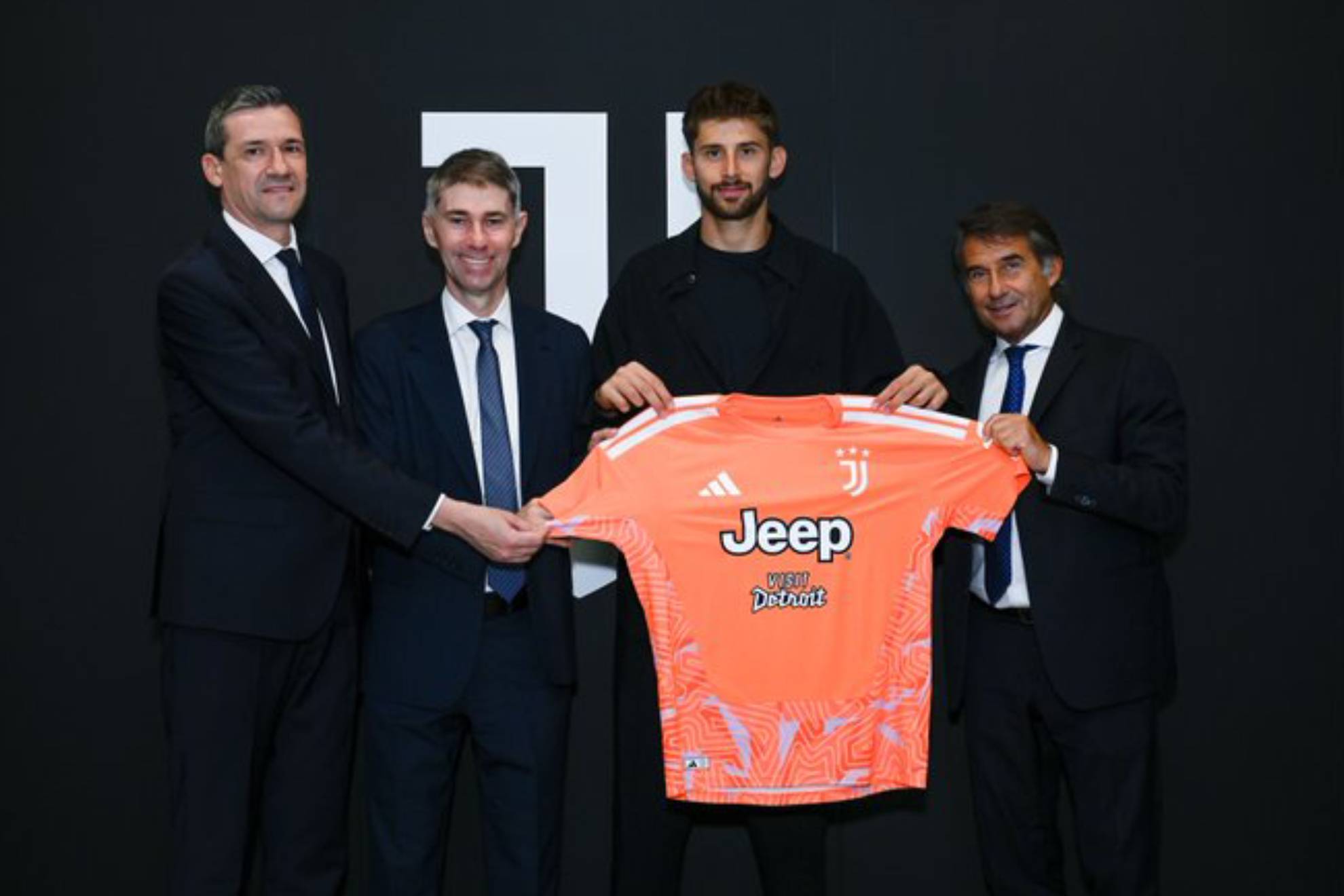 Vicario en su presentación con la Juventus JUVENTUS
