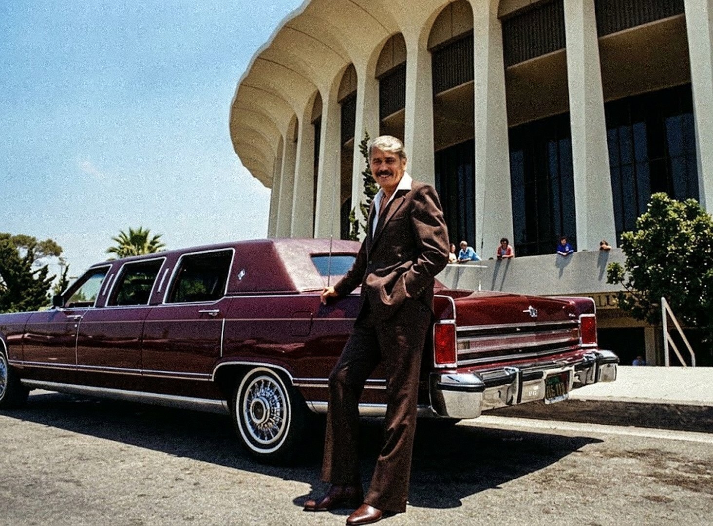 Jerry Buss, junto al Forum de Inglewood, la antigua cancha de los Lakers