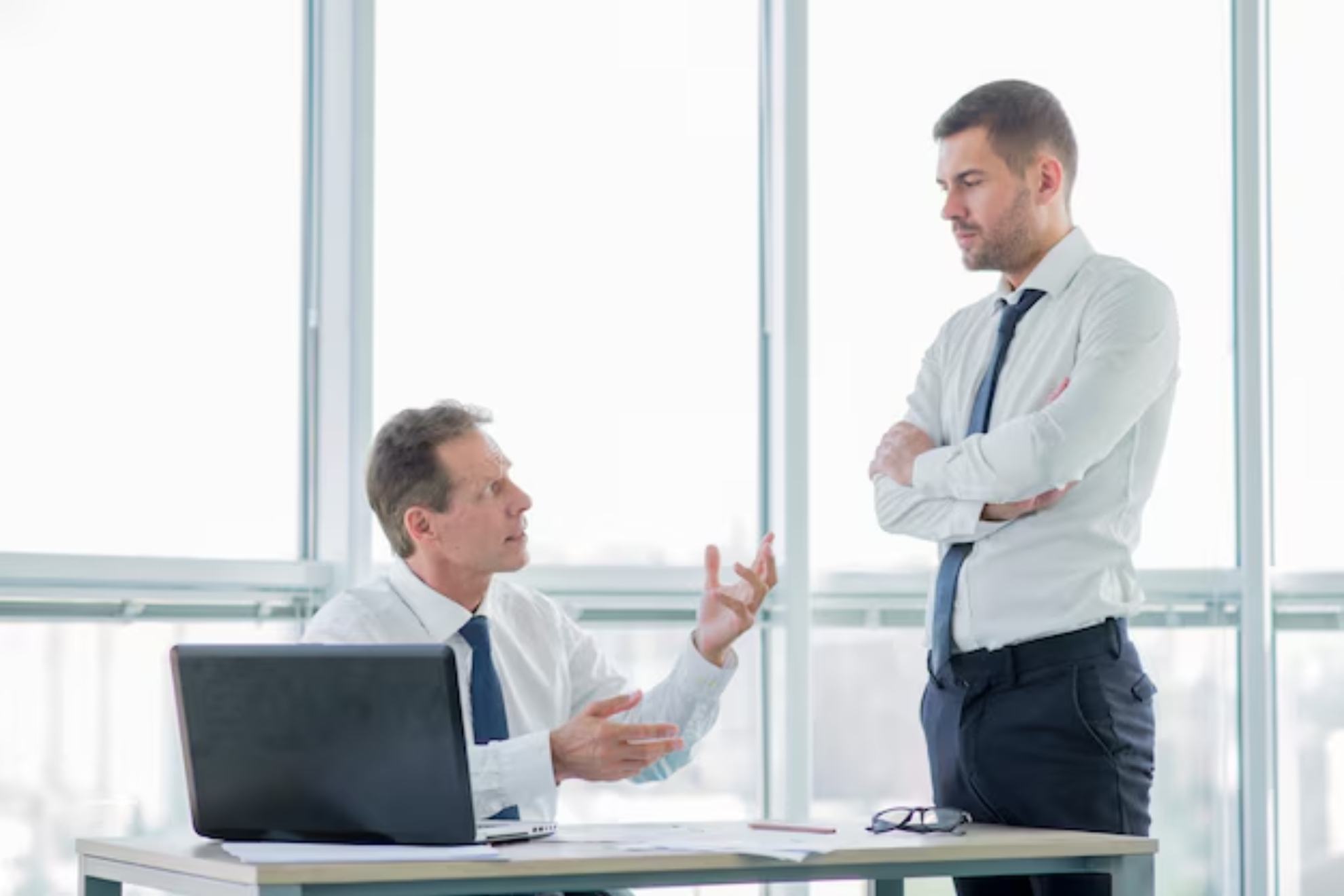 Imagen de recurso de un jefe y un trabajador. Magnific.
