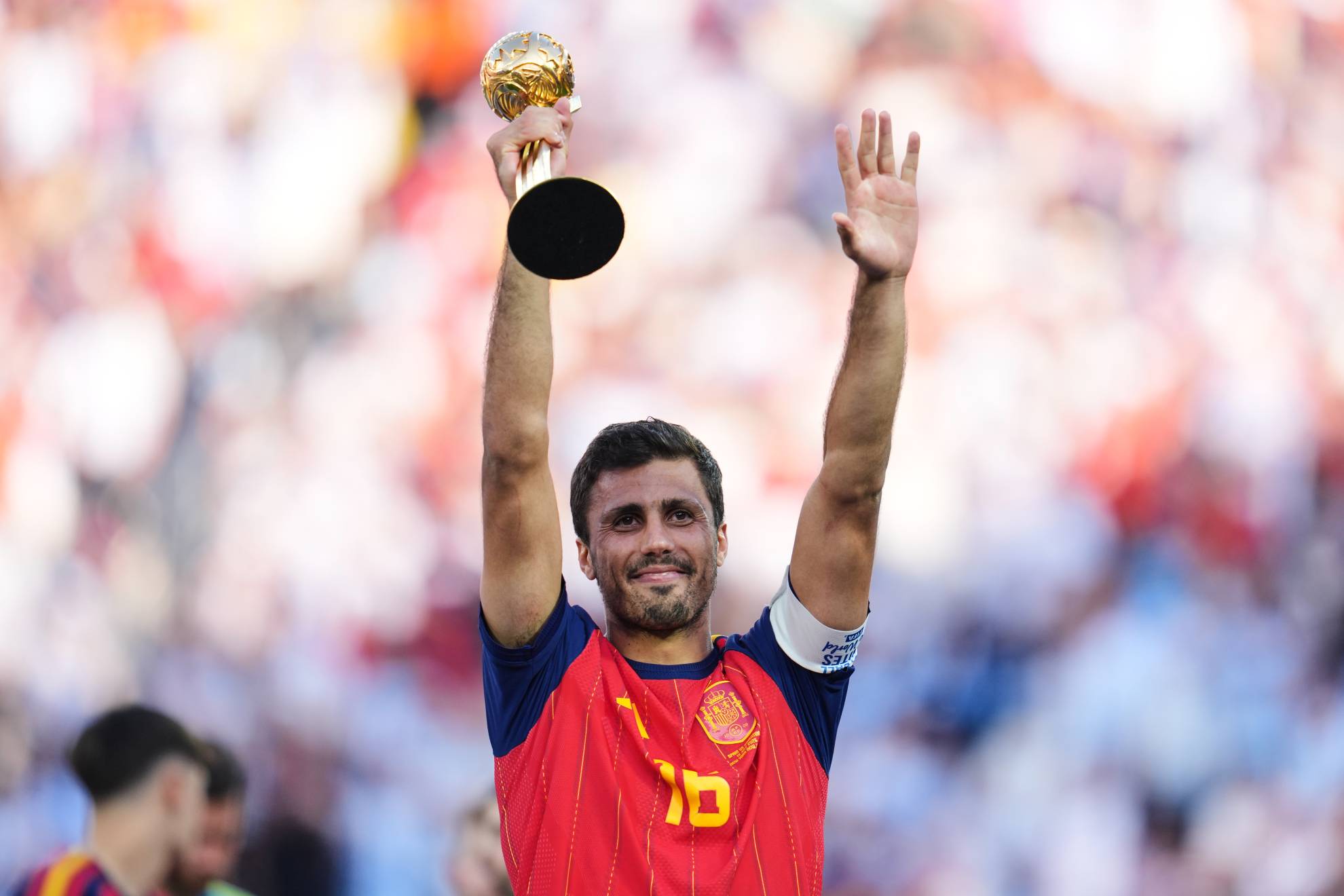 Rodri con el Balon de Oro del Mundial