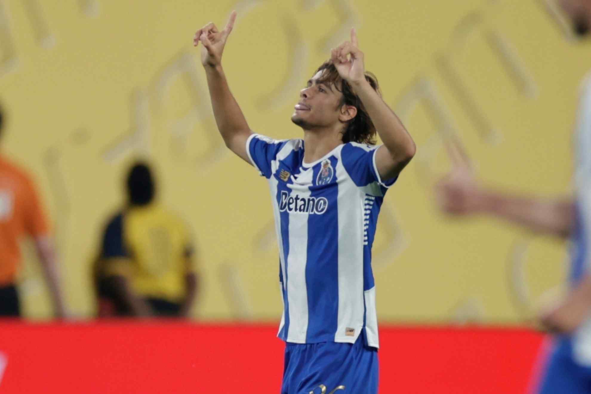 Rodrigo Mora celebra un gol con el Oporto. LAPRESSE