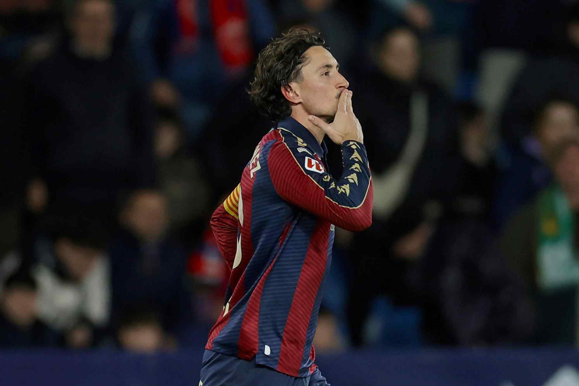 Pablo Martínez celebra un gol con el Levante. LALIGA