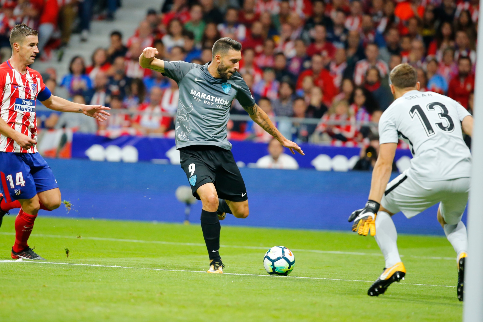 Borja Bastón remata ante Oblak. RAFA CASAL