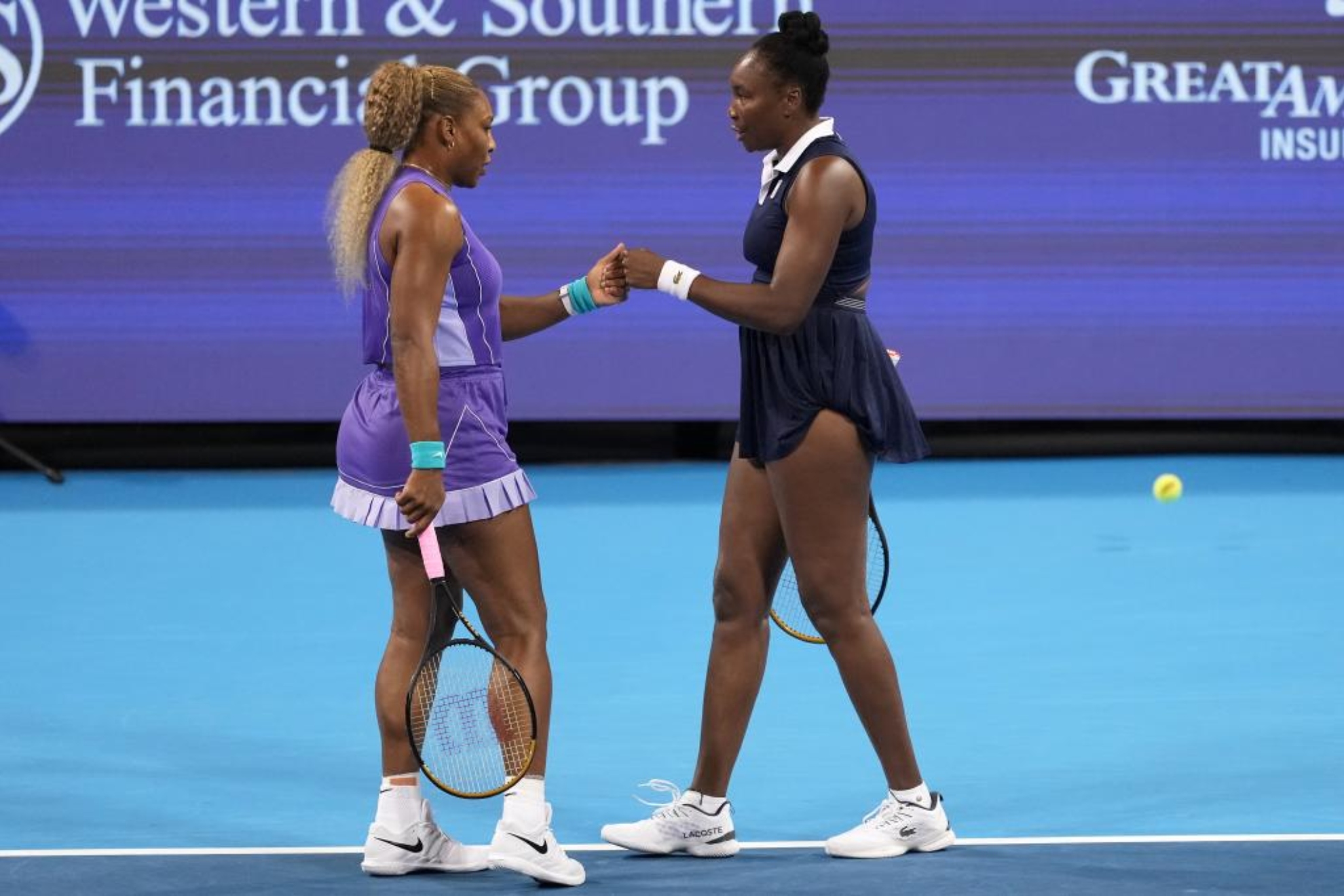 Venus Williams en su partido de dobles de Cincinnati junto a Serena Williams. LAPRESSE