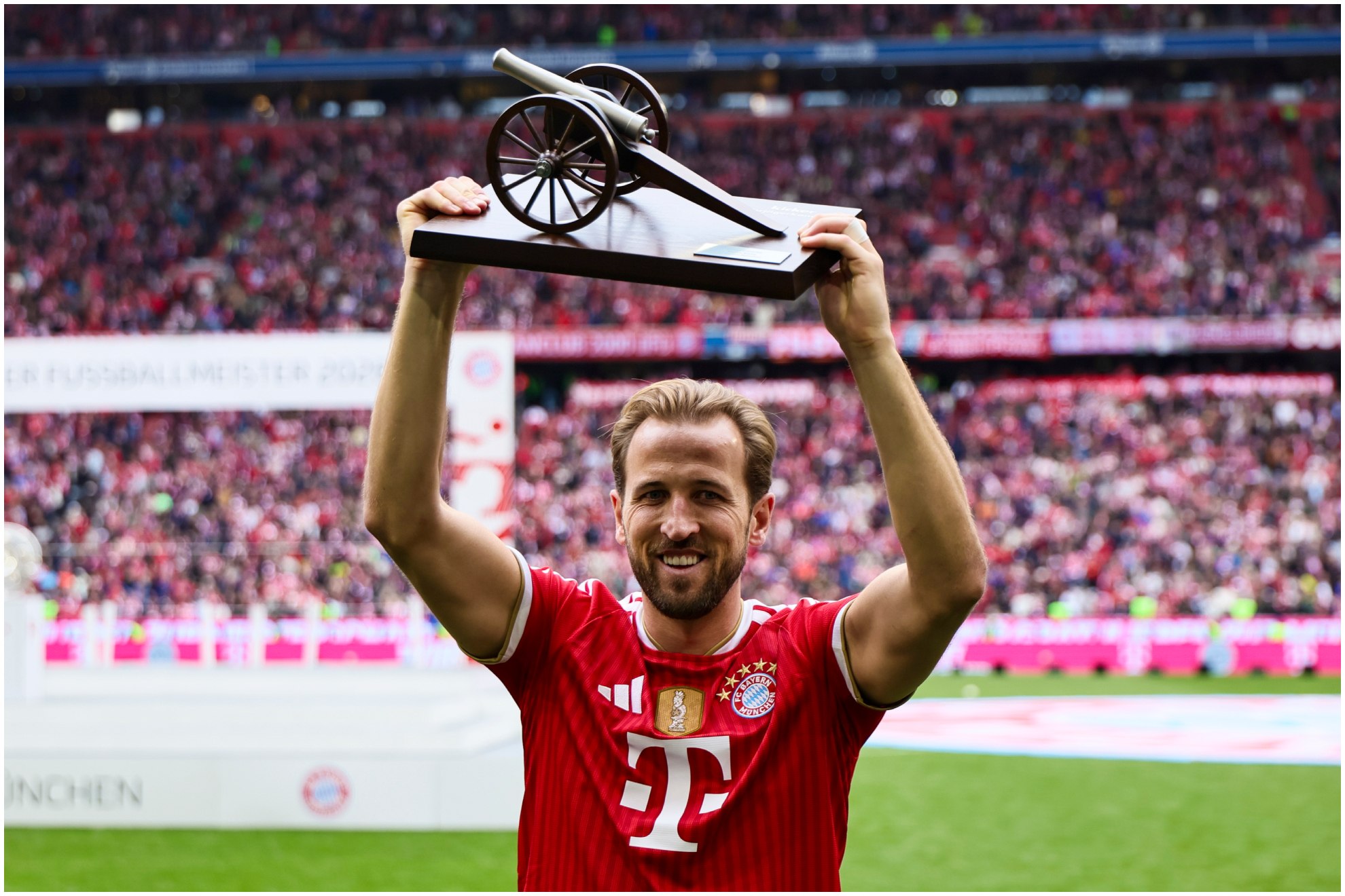Kane, con el trofeo de máximo artillero de la Bundesliga pasada.
