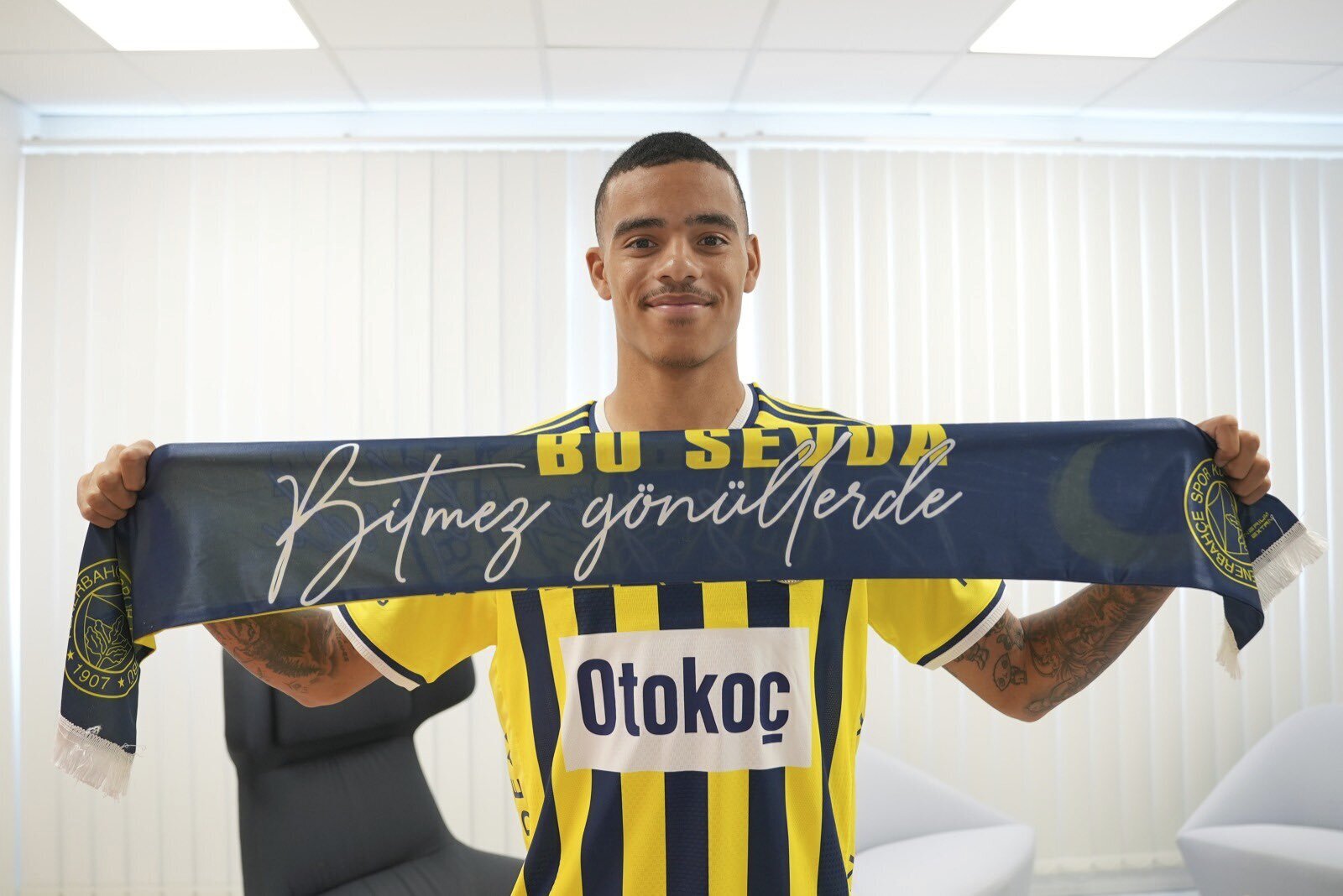 Mason Greenwood posando con la bufanda del Fenerbahçe.
