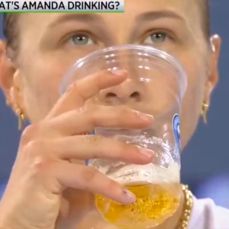 Desvelan "la misteriosa bebida" que bebió la tenista Amanda Anisimova que parecía cerveza: "Era un Red Bull" TMZ