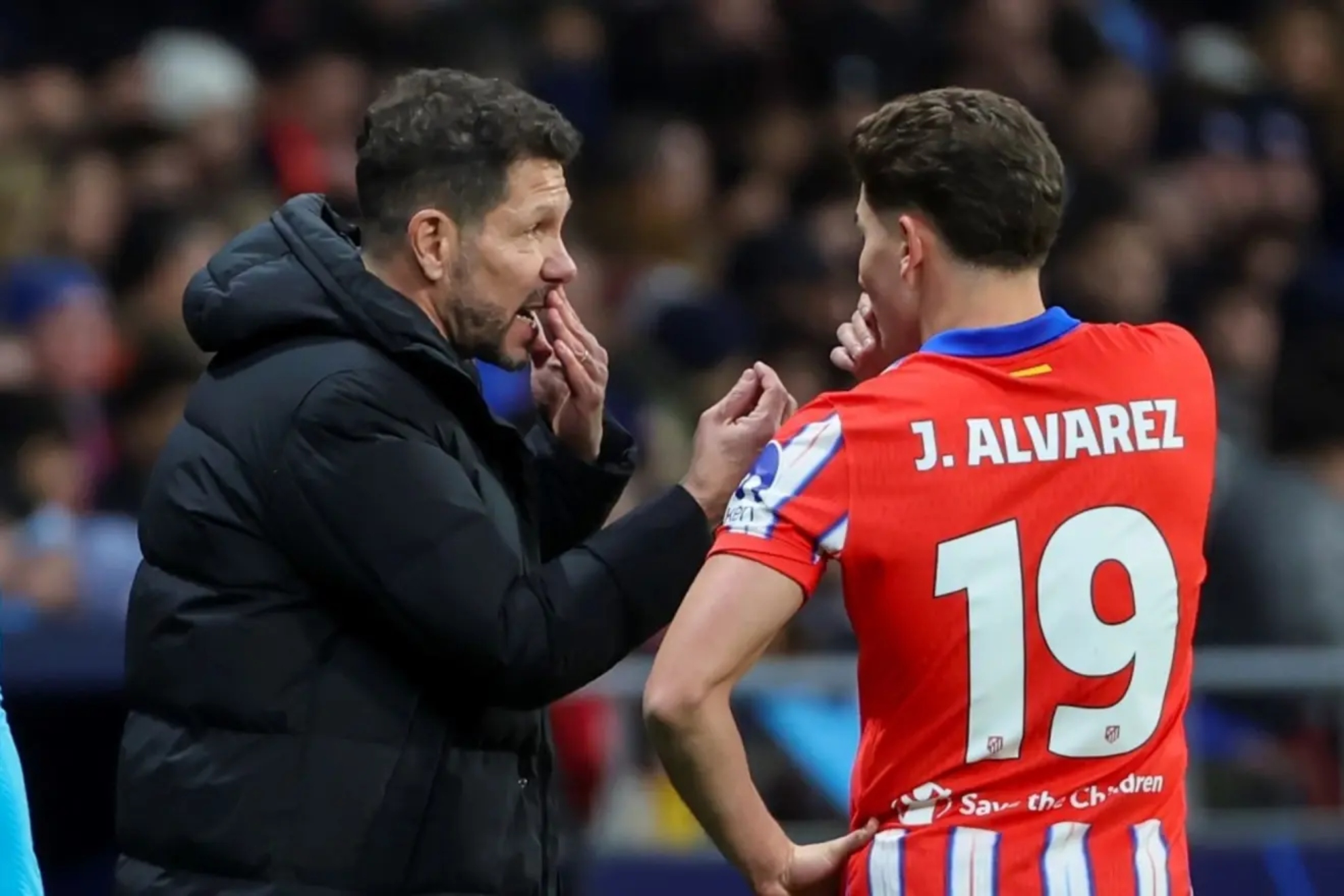 El Cholo Simeone, conversando con con Julián Álvarez en un partido del Atlético de Madrid