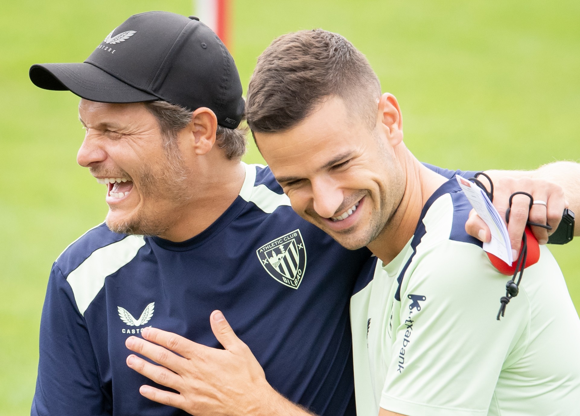 Terzic y Guruzeta, en un gesto de complicidad en Lezama. Athletic Club