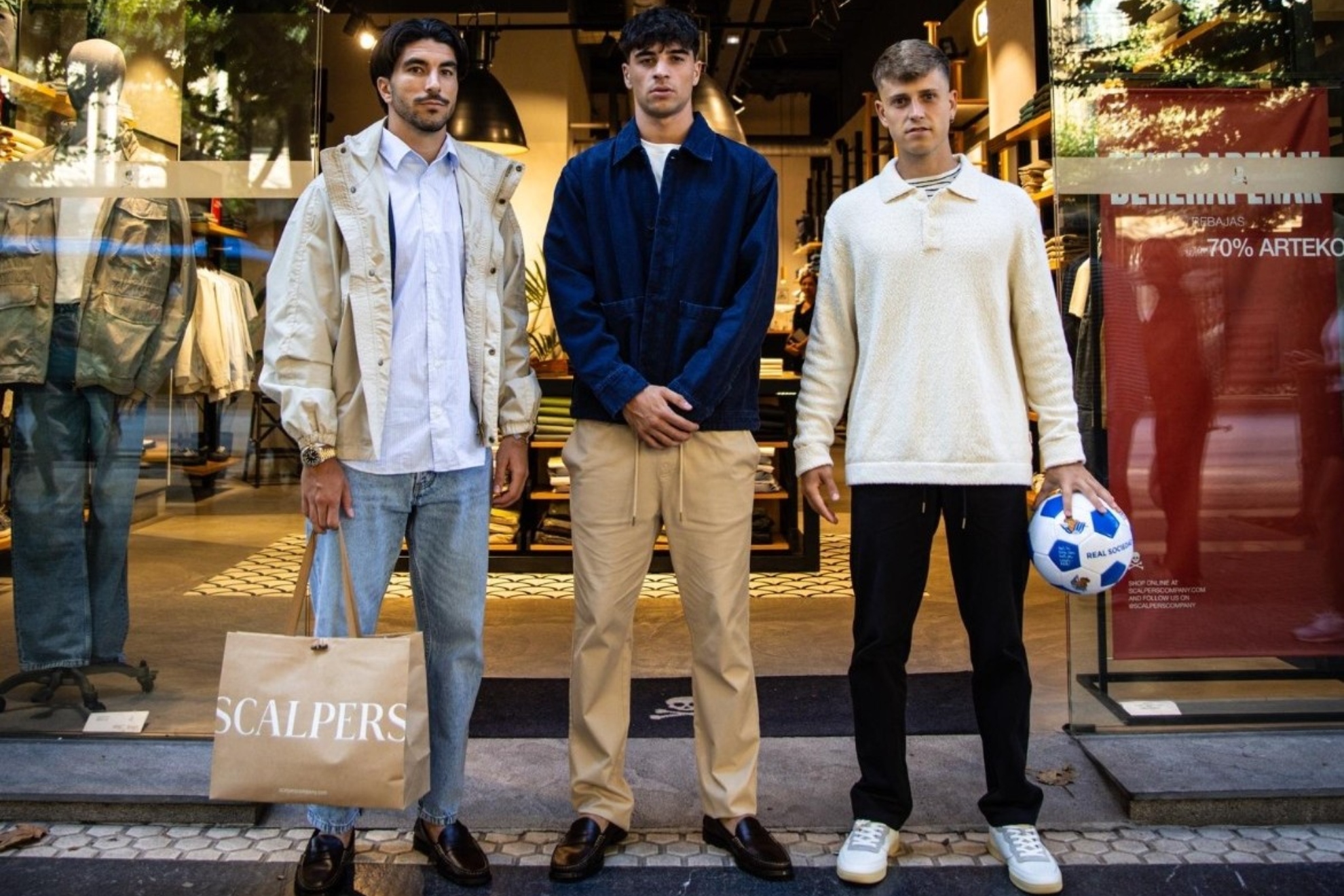 Carlos Soler, Jon Martín e Iñaki Rupérez posan con la ropa de calle para la 2026-27. REAL SOCIEDAD