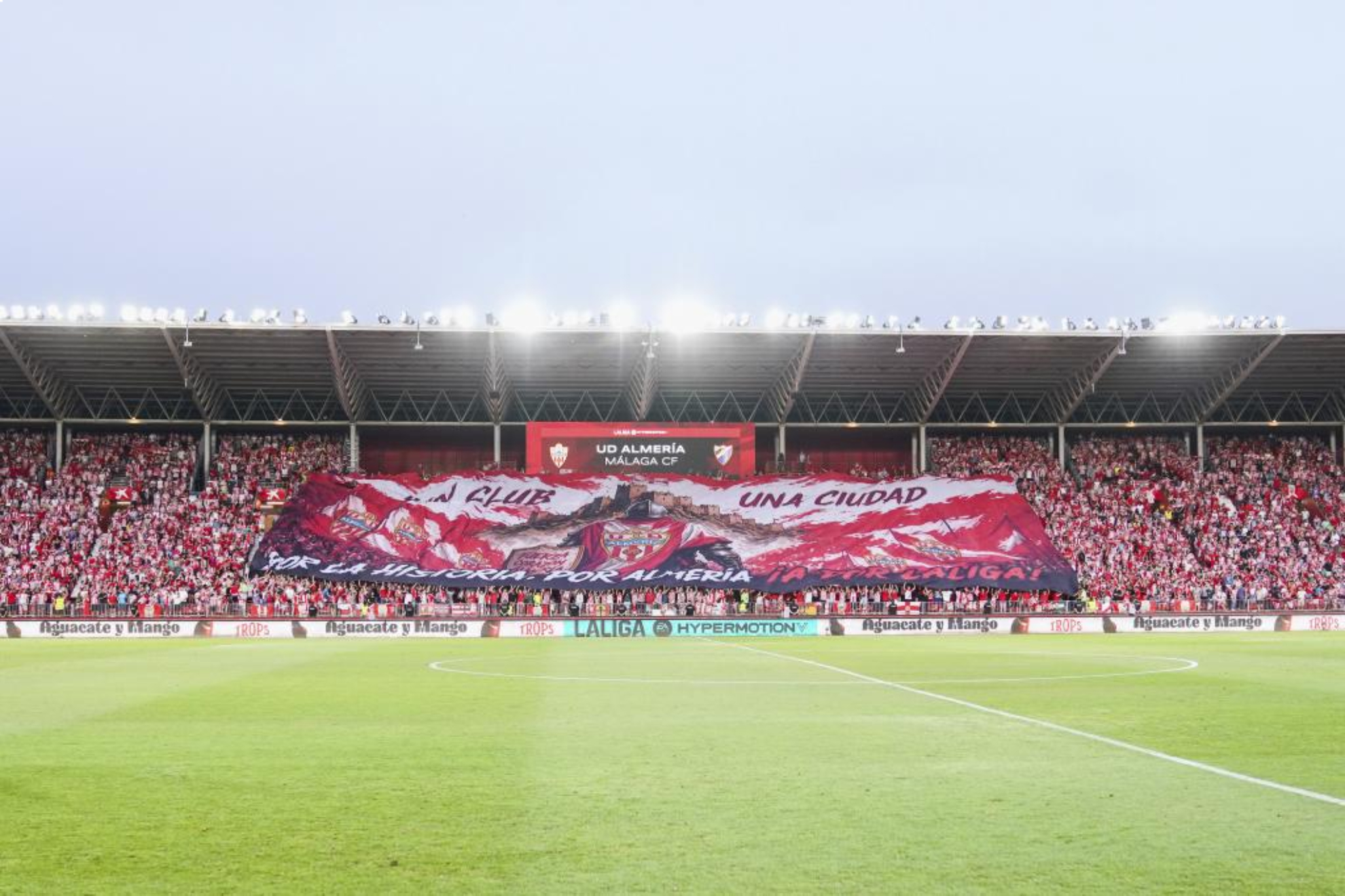Tifo en el UD Almería Stadium en la final por el ascenso.