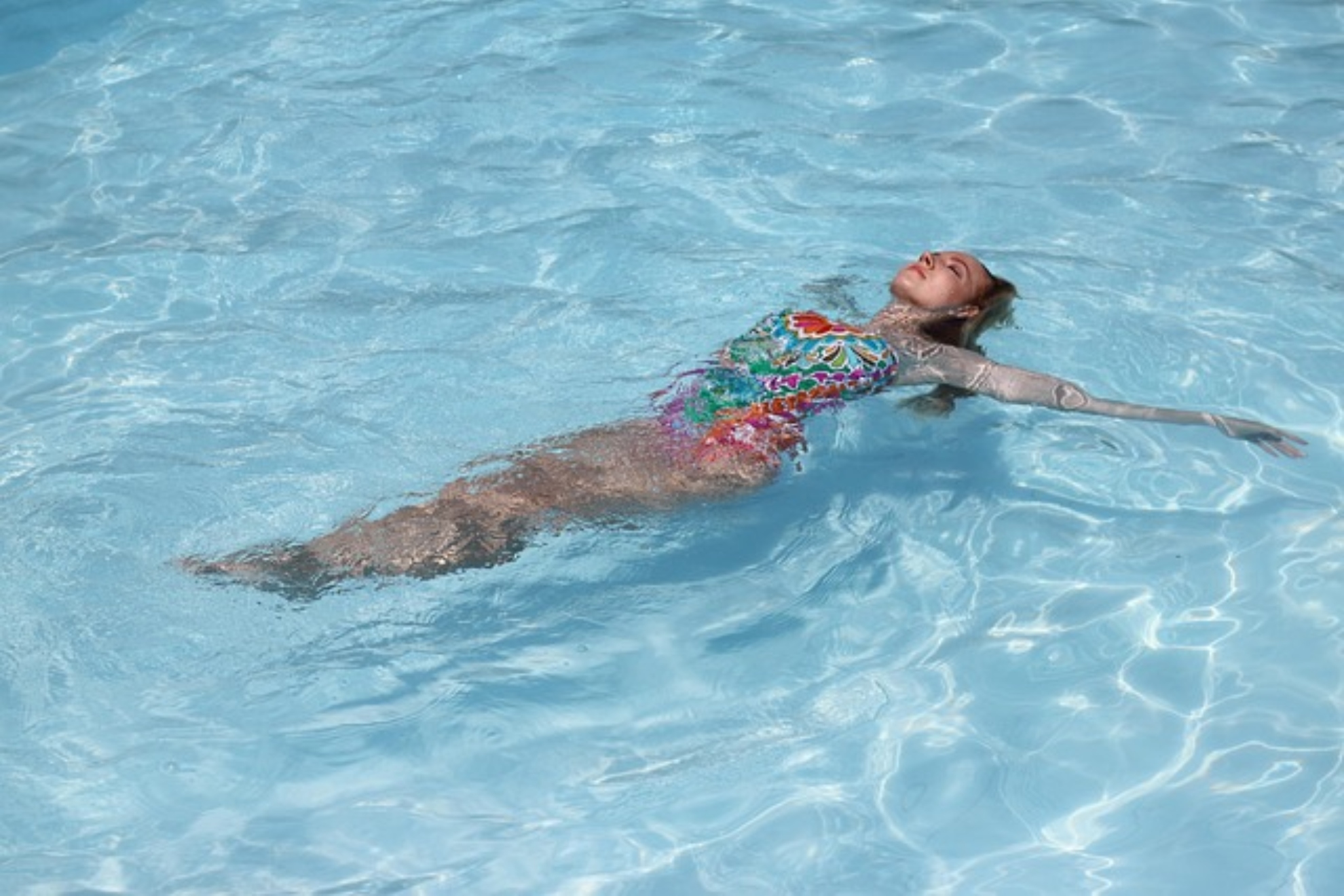 Imagen de recurso de una chica bañándose en una piscina. Pixabay.